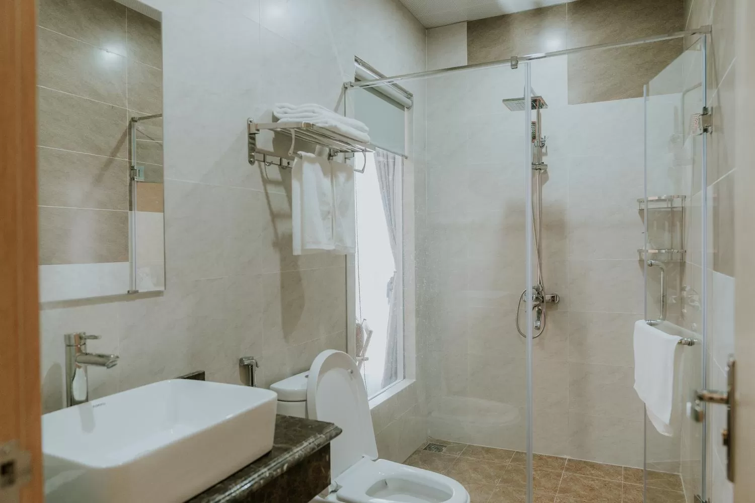 Shower in Le Cactus Hotel Ha Long