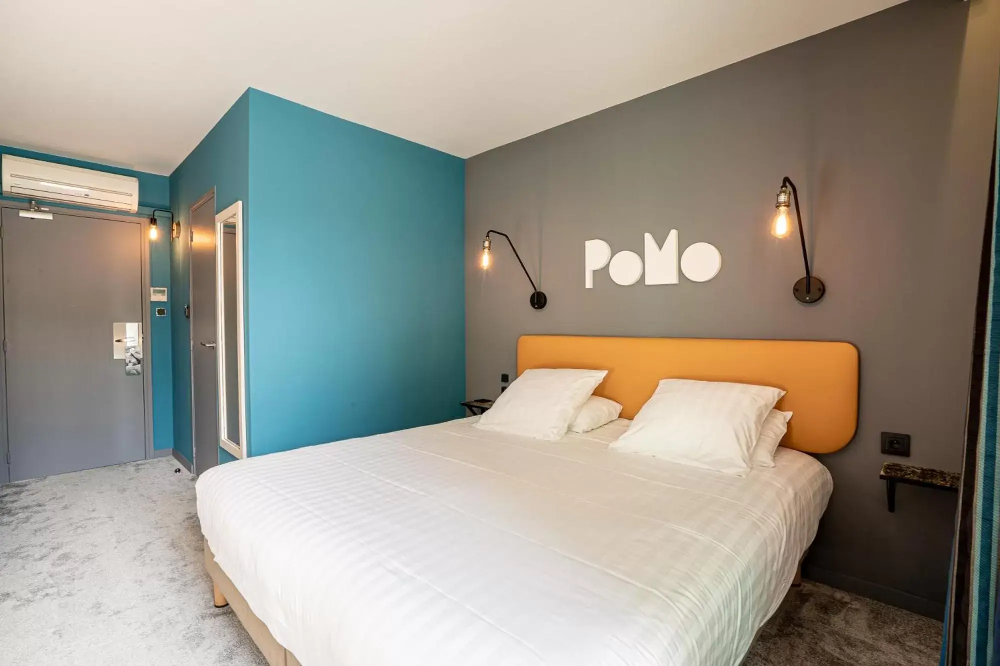 Bed in PoMo Hôtel & Restaurant