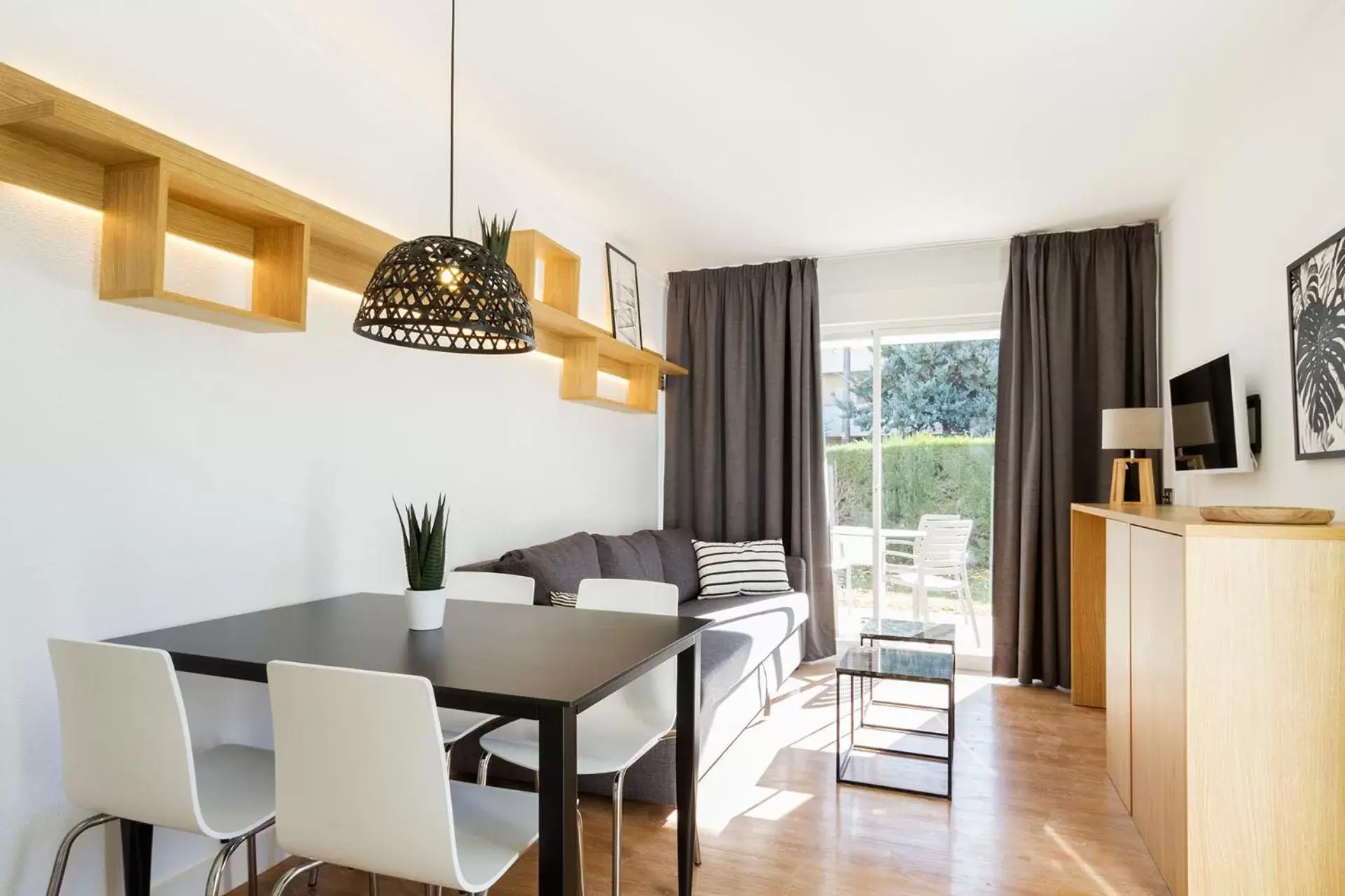 Balcony/Terrace, Dining Area in Duvabitat Apartments