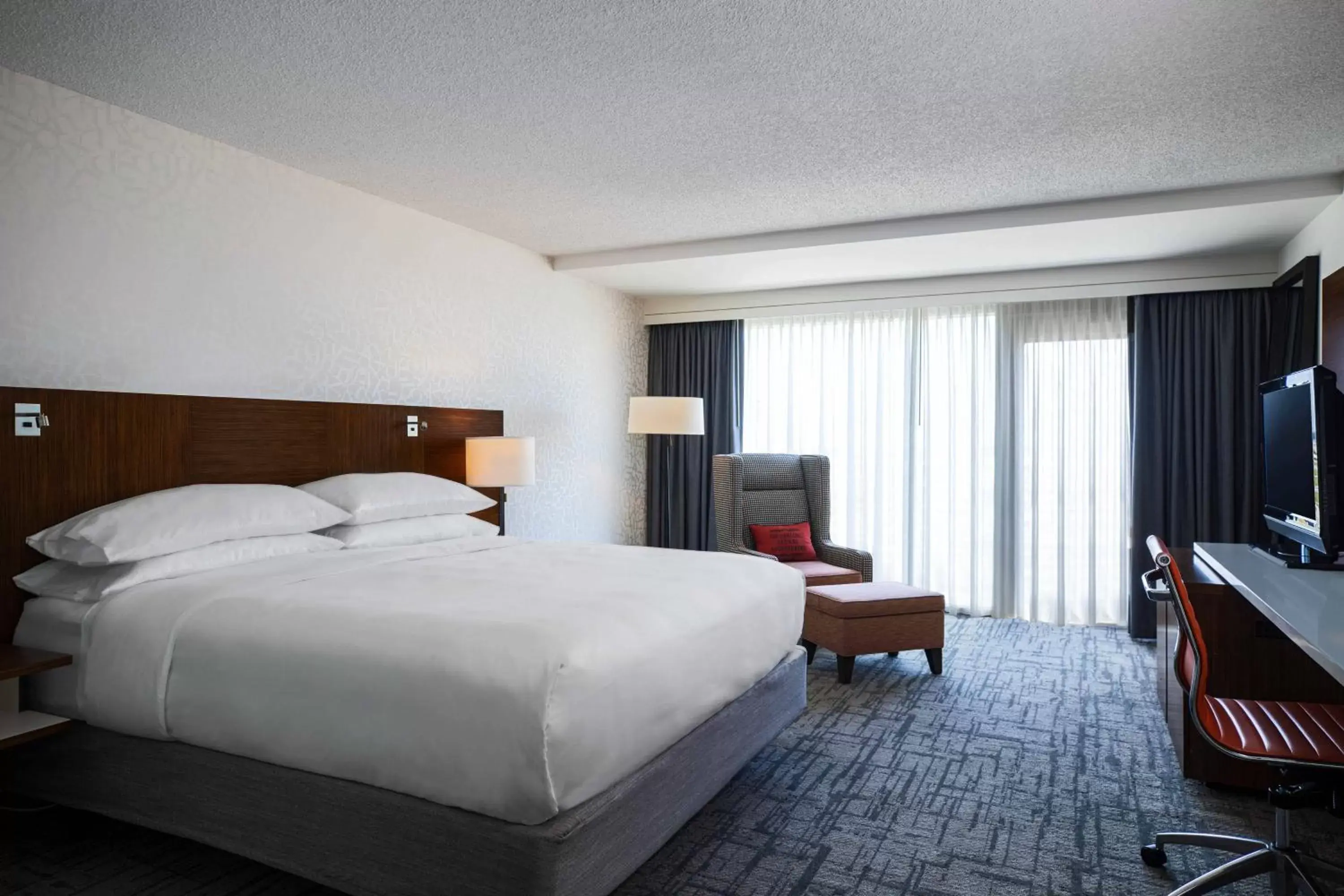 Photo of the whole room, Bed in Renaissance Concourse Atlanta Airport Hotel