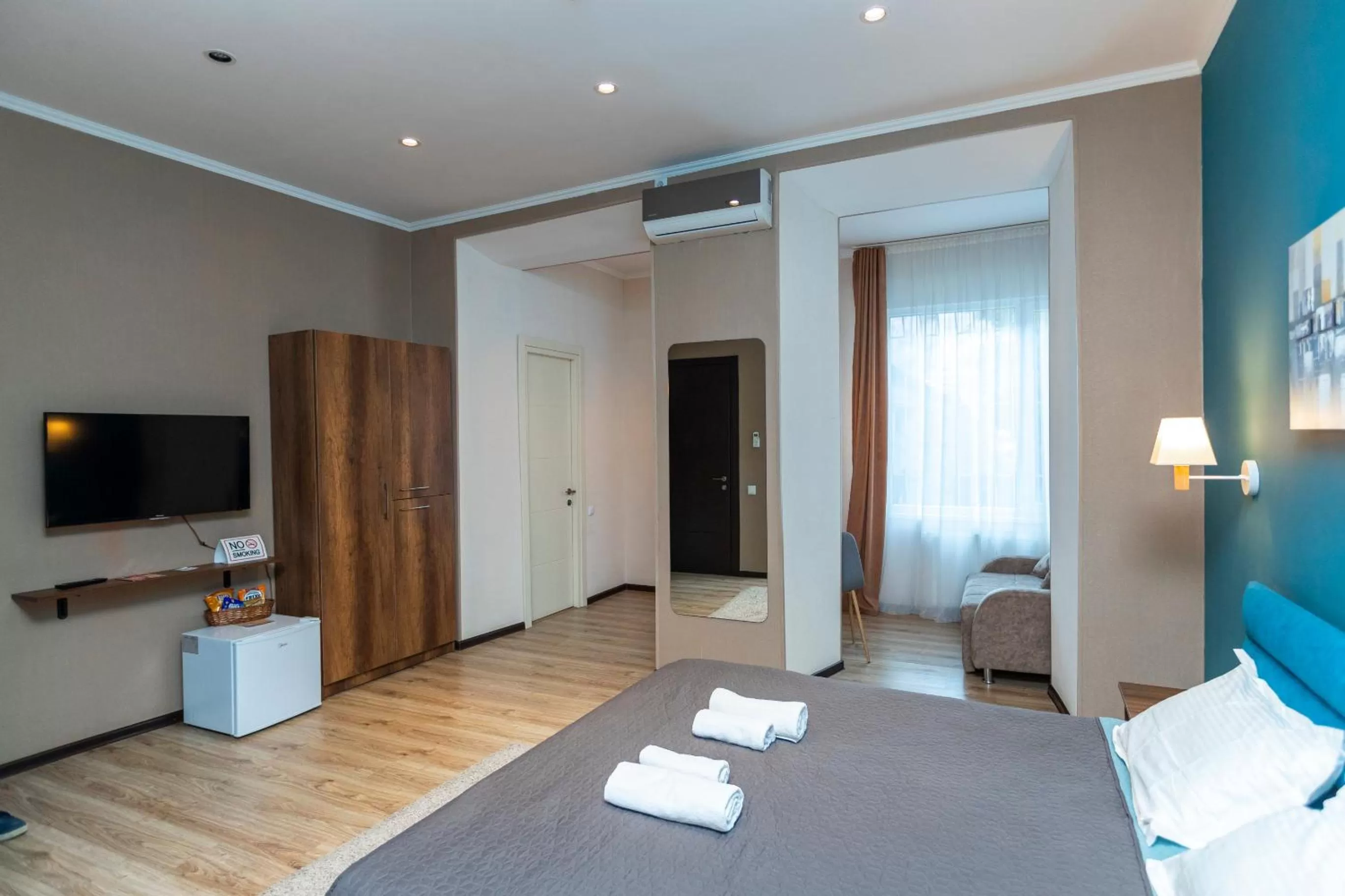 Bed, TV/Entertainment Center in Hotello