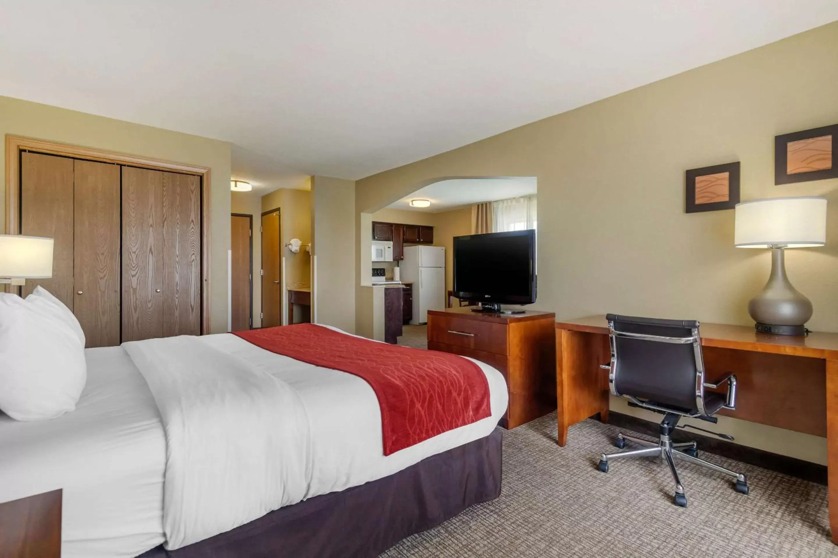 Photo of the whole room, TV/Entertainment Center in Comfort Inn & Suites Pittsburg