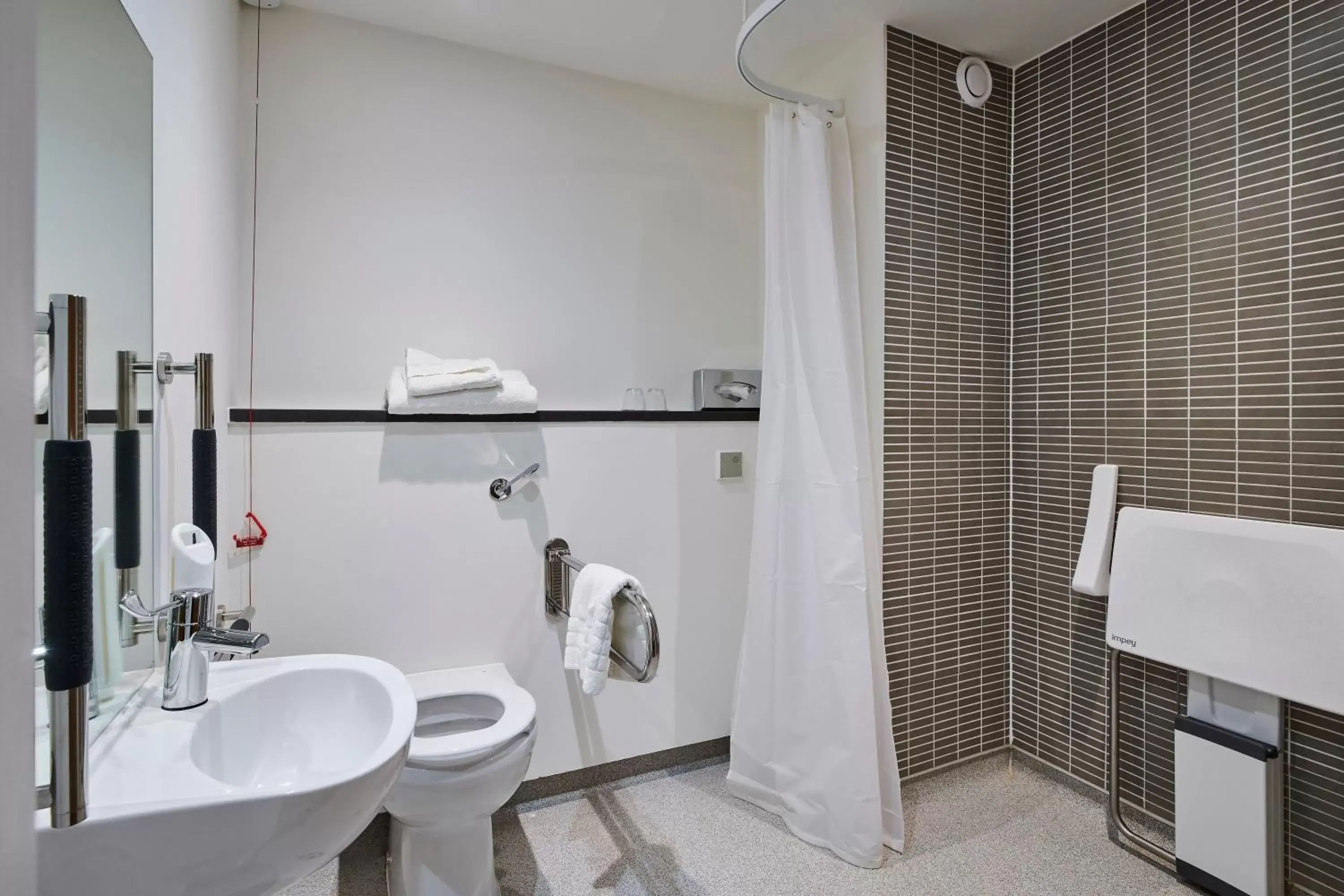 Photo of the whole room, Bathroom in Holiday Inn Rugby-Northampton M1 Jct18, an IHG Hotel