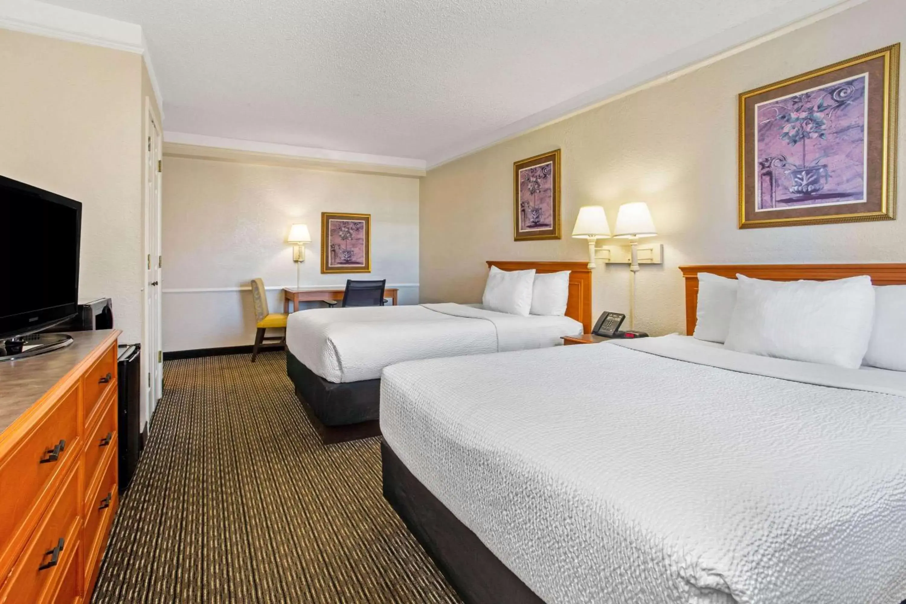 Photo of the whole room, Bed in La Quinta Inn by Wyndham Tampa Bay Pinellas Park Clearwater