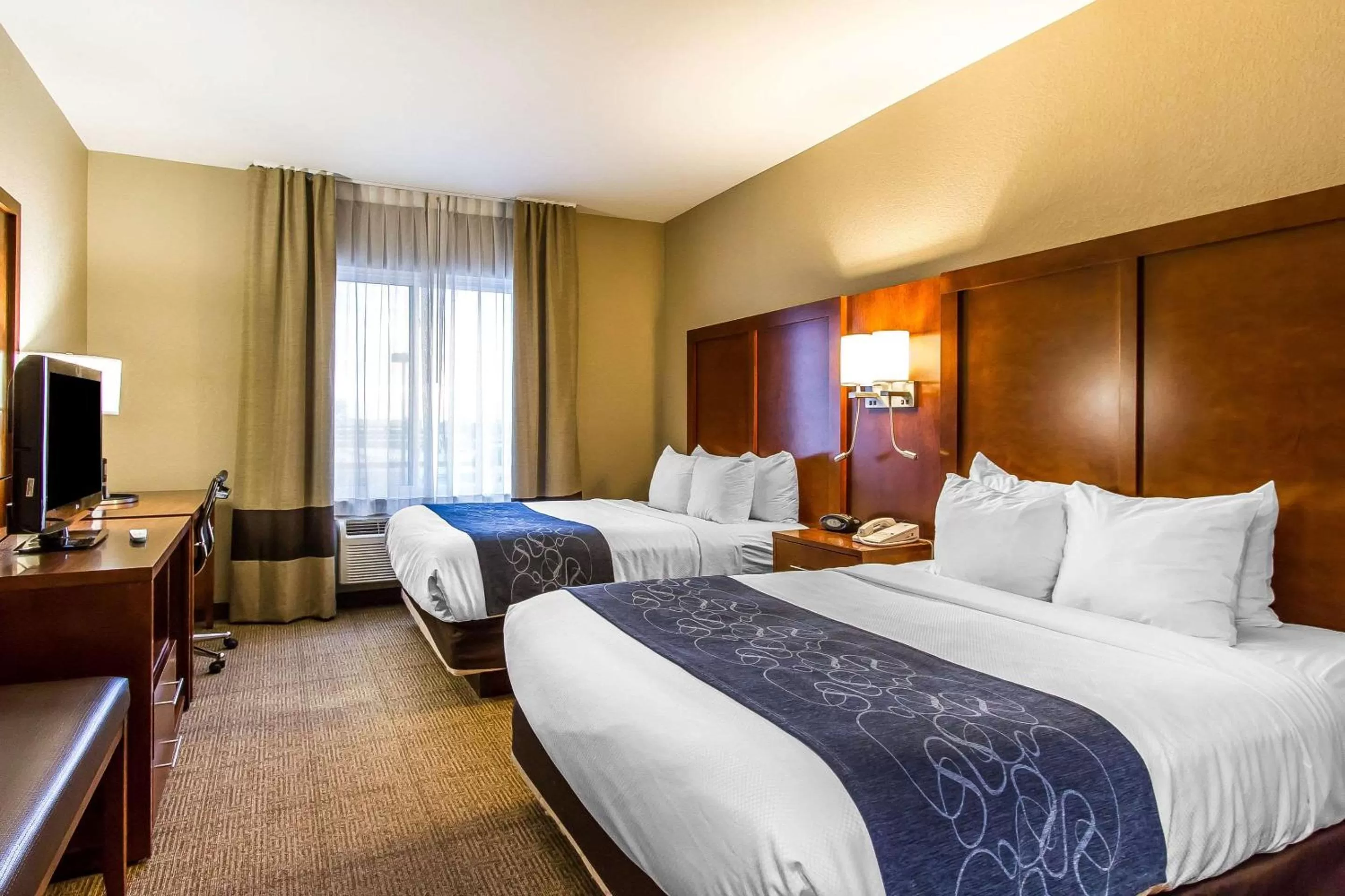 Photo of the whole room, Bed in Comfort Suites Mattoon East