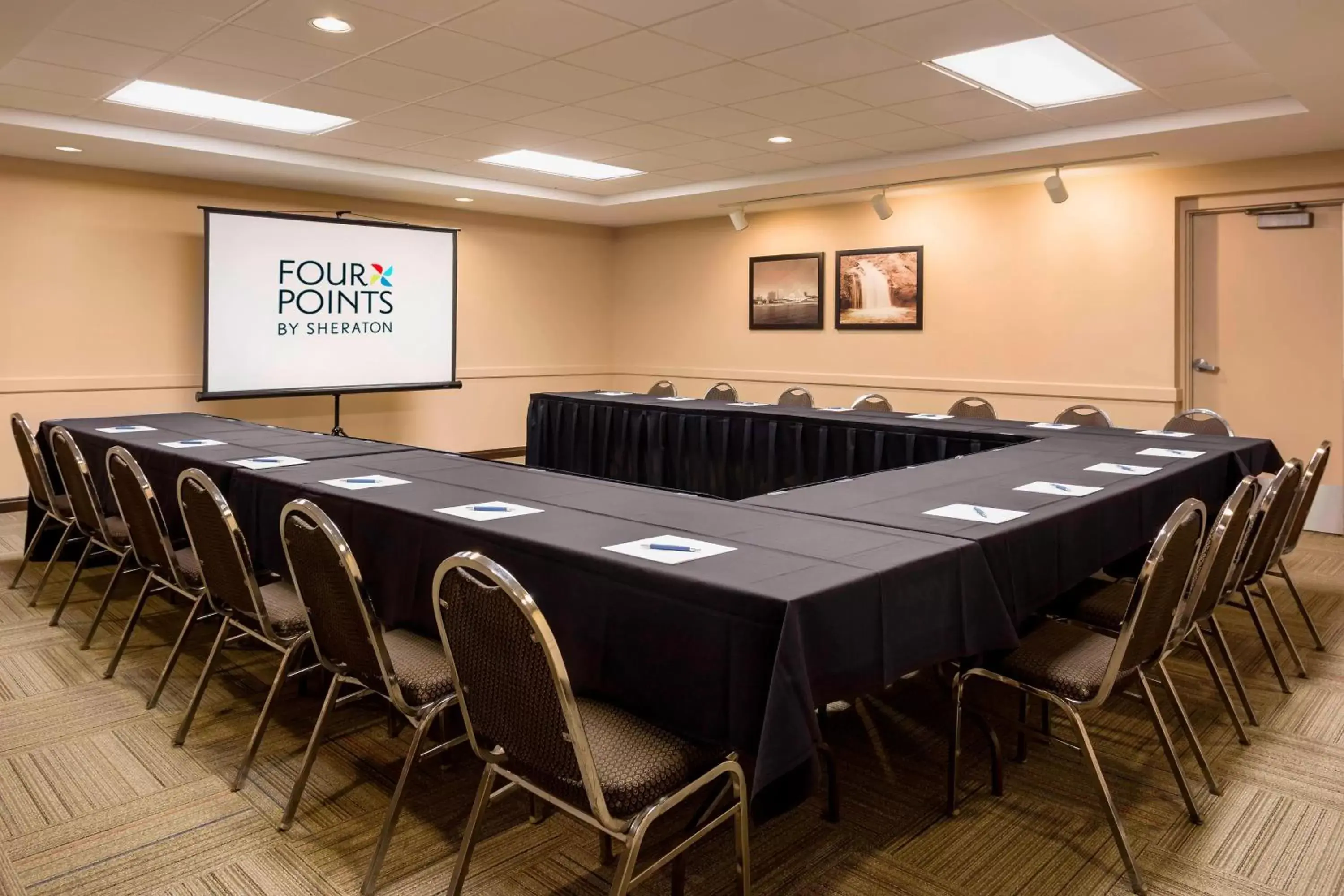 Meeting/conference room in Four Points by Sheraton Milwaukee Airport