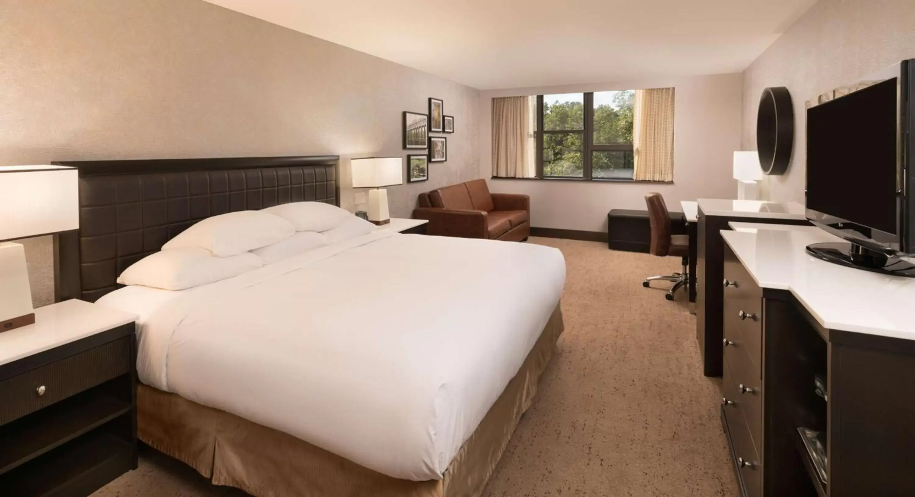 Bedroom in The Saratoga Hilton