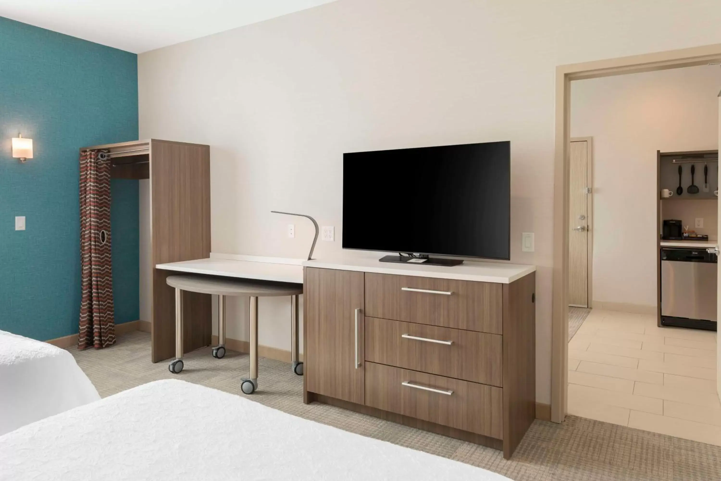 Bedroom, TV/Entertainment Center in Home2 Suites By Hilton Redlands