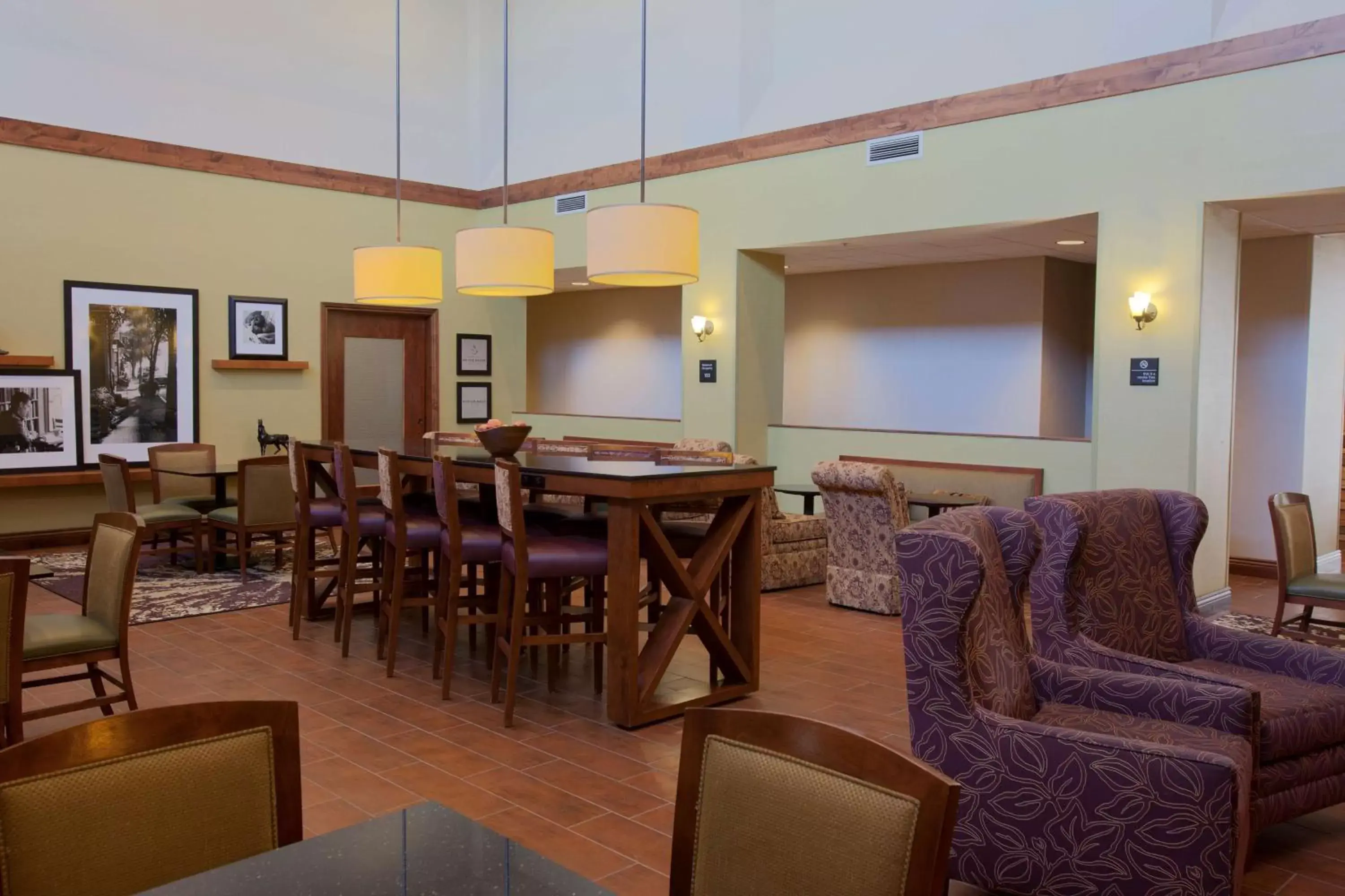 Dining area in Hampton Inn & Suites Nampa at the Idaho Center