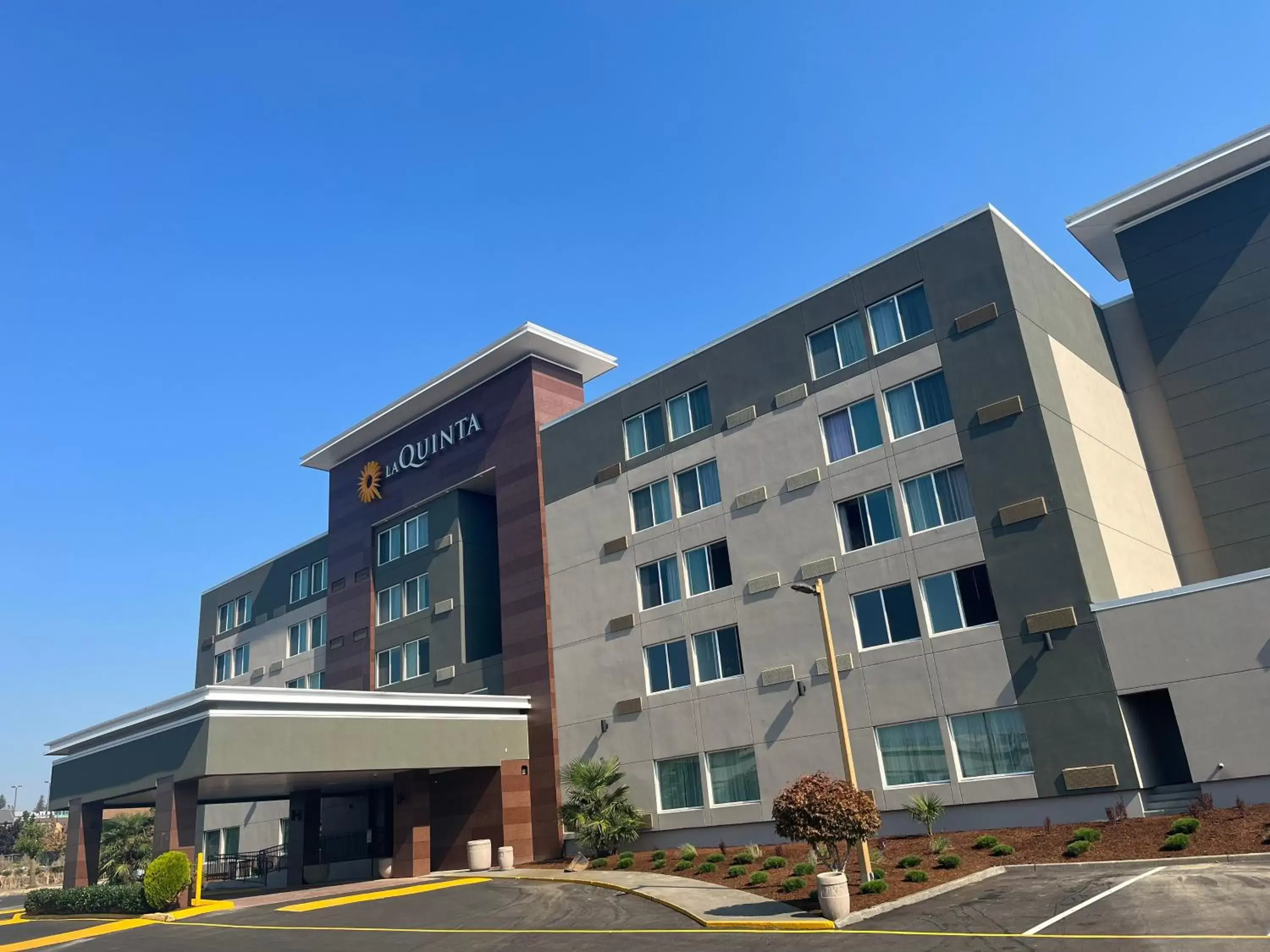 Property Building in La Quinta Inn by Wyndham Lynnwood