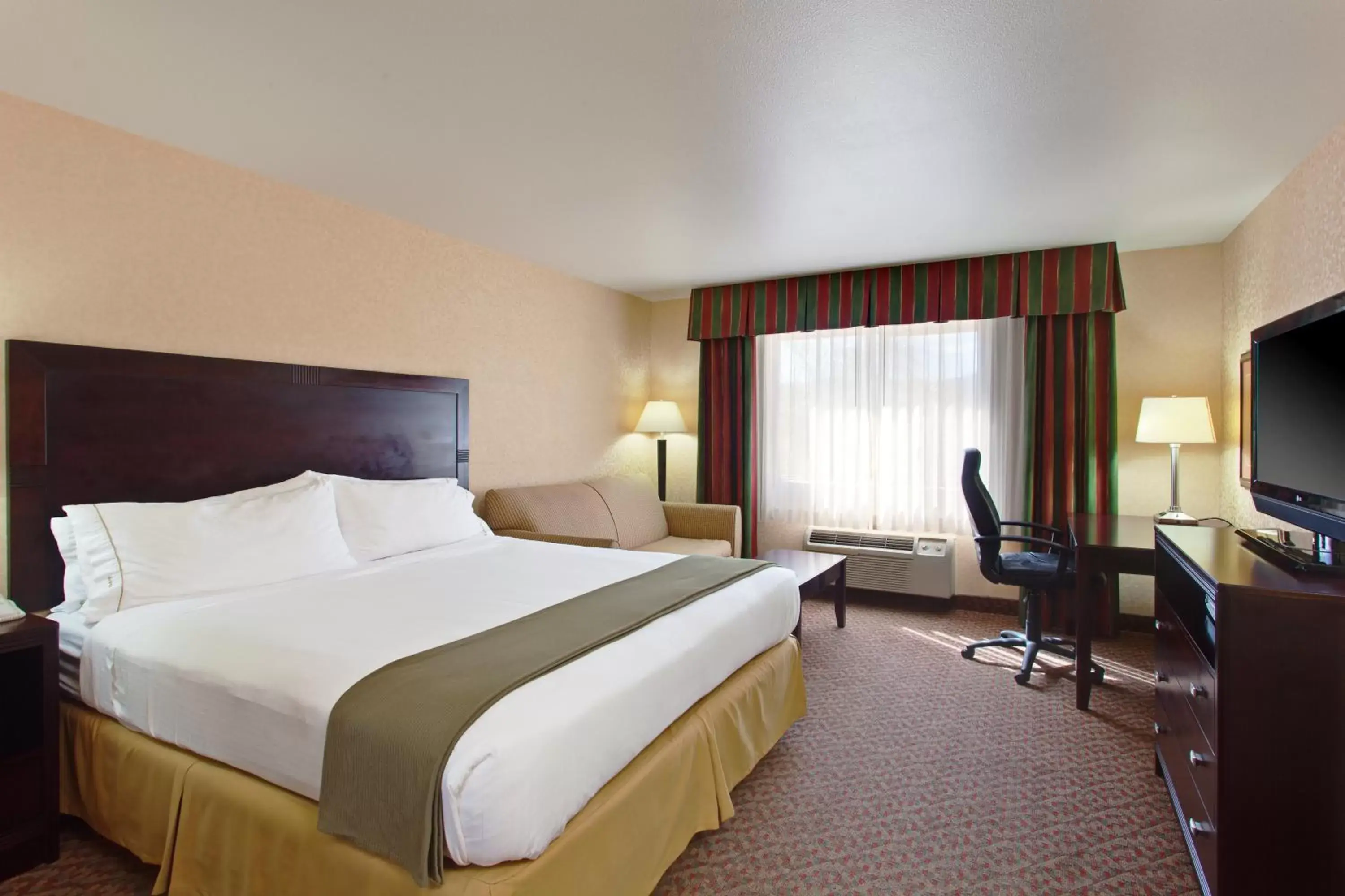 Photo of the whole room, Bed in Holiday Inn Express Temecula, an IHG Hotel