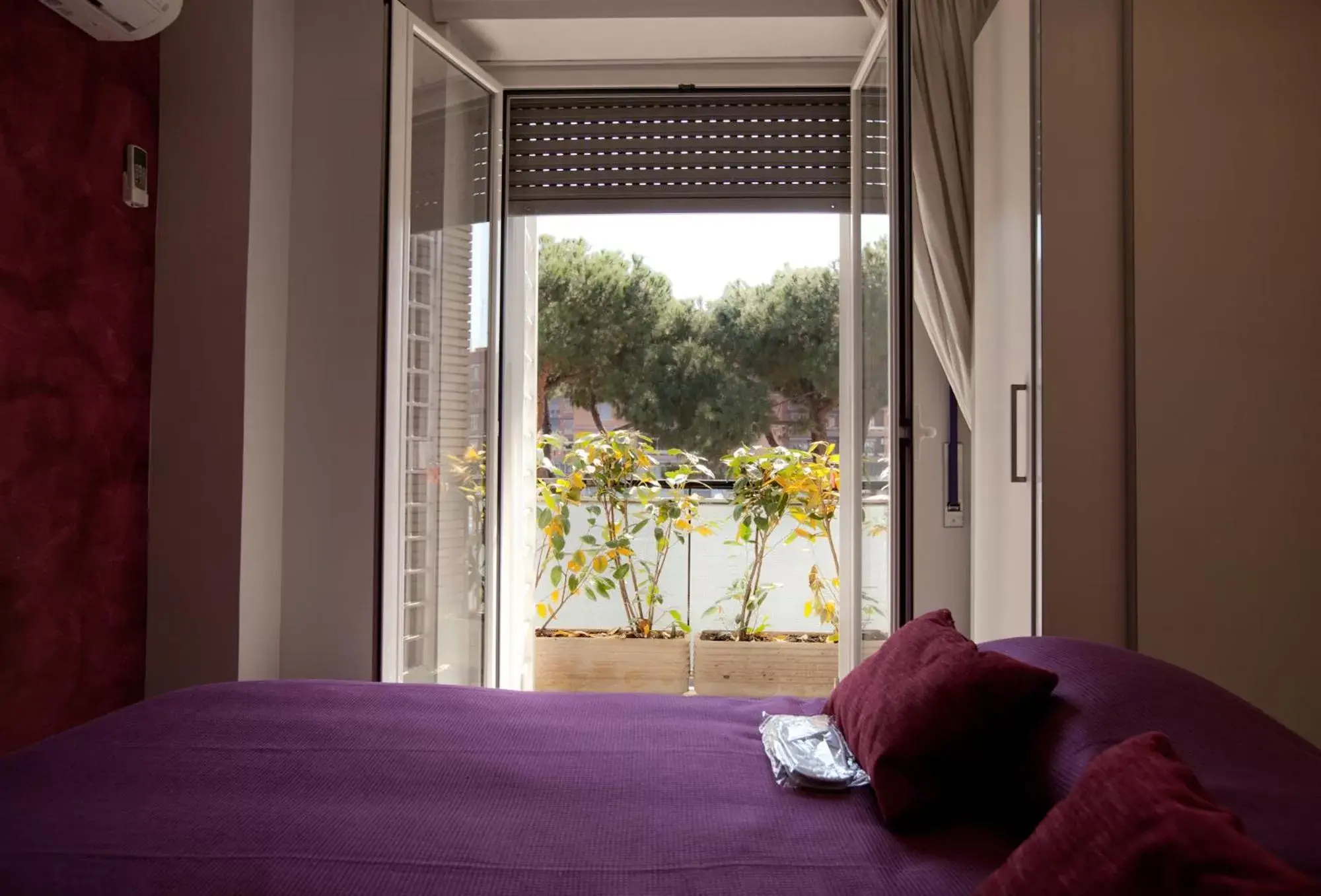 View (from property/room), Bed in Heart of Rome Rooms