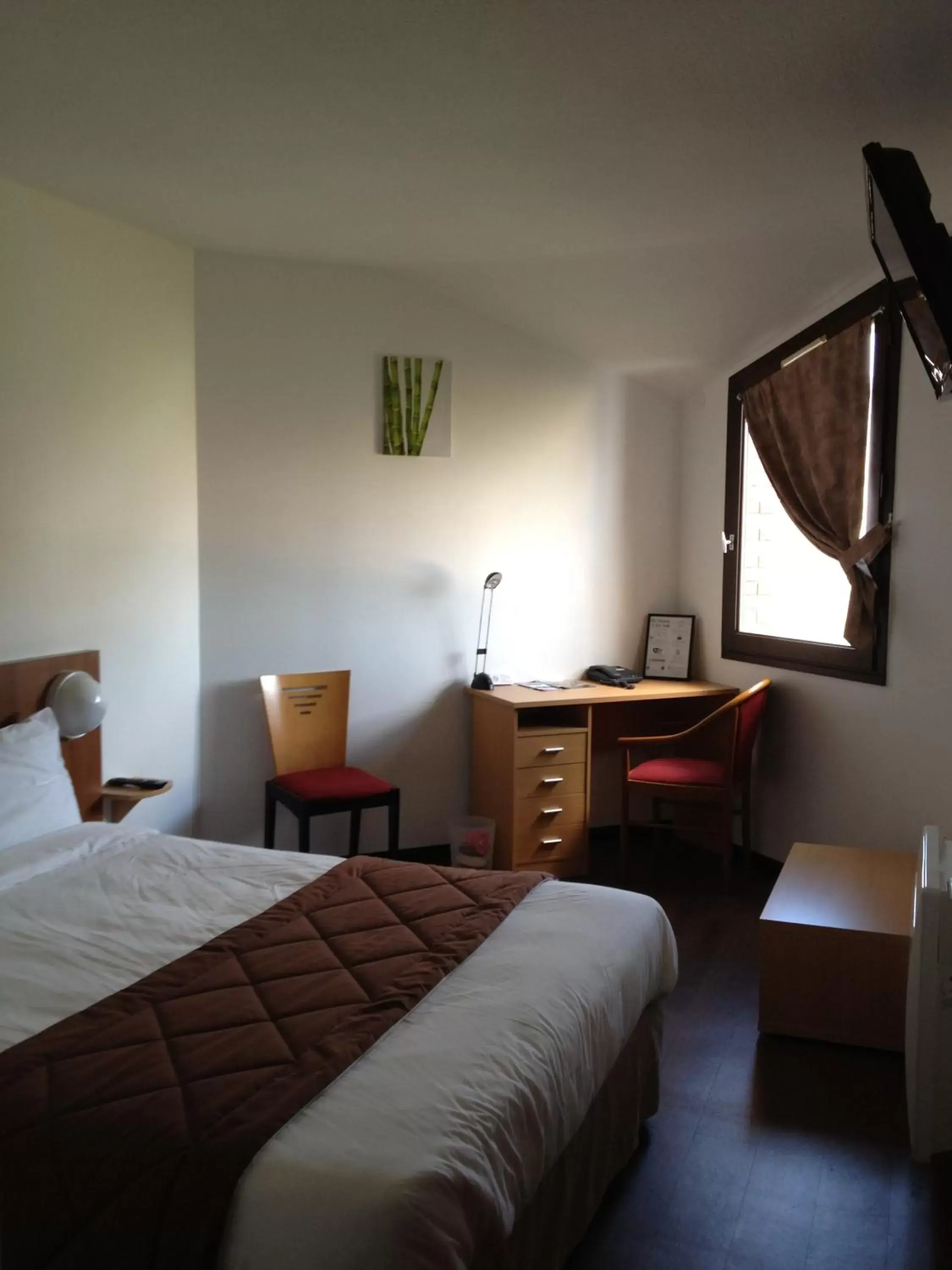 Photo of the whole room, Bed in Hôtel - Restaurant Le Saint Joseph