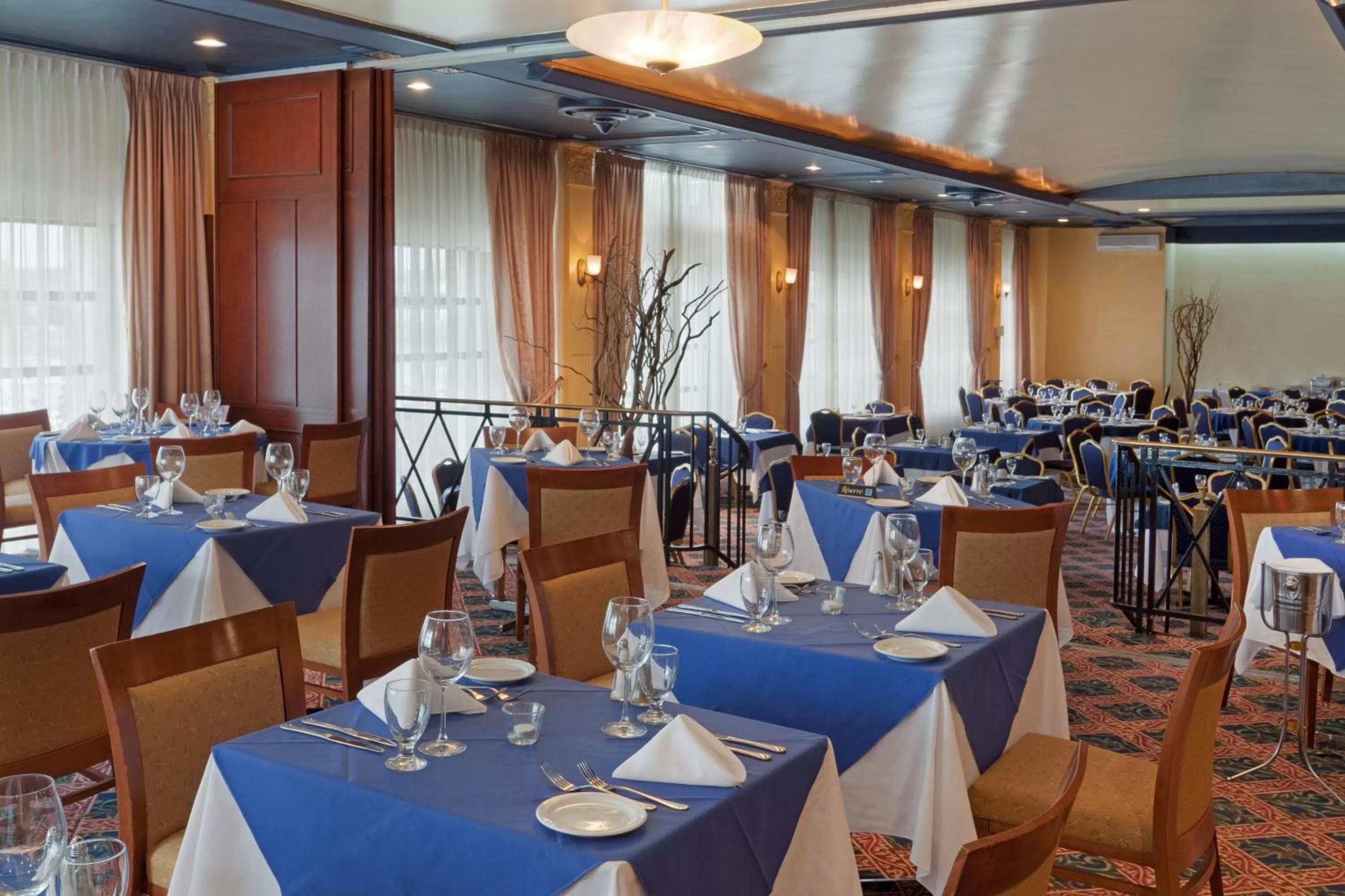 Restaurant/places to eat in Armon Plaza Montreal Airpt, Trademark Collection by Wyndham