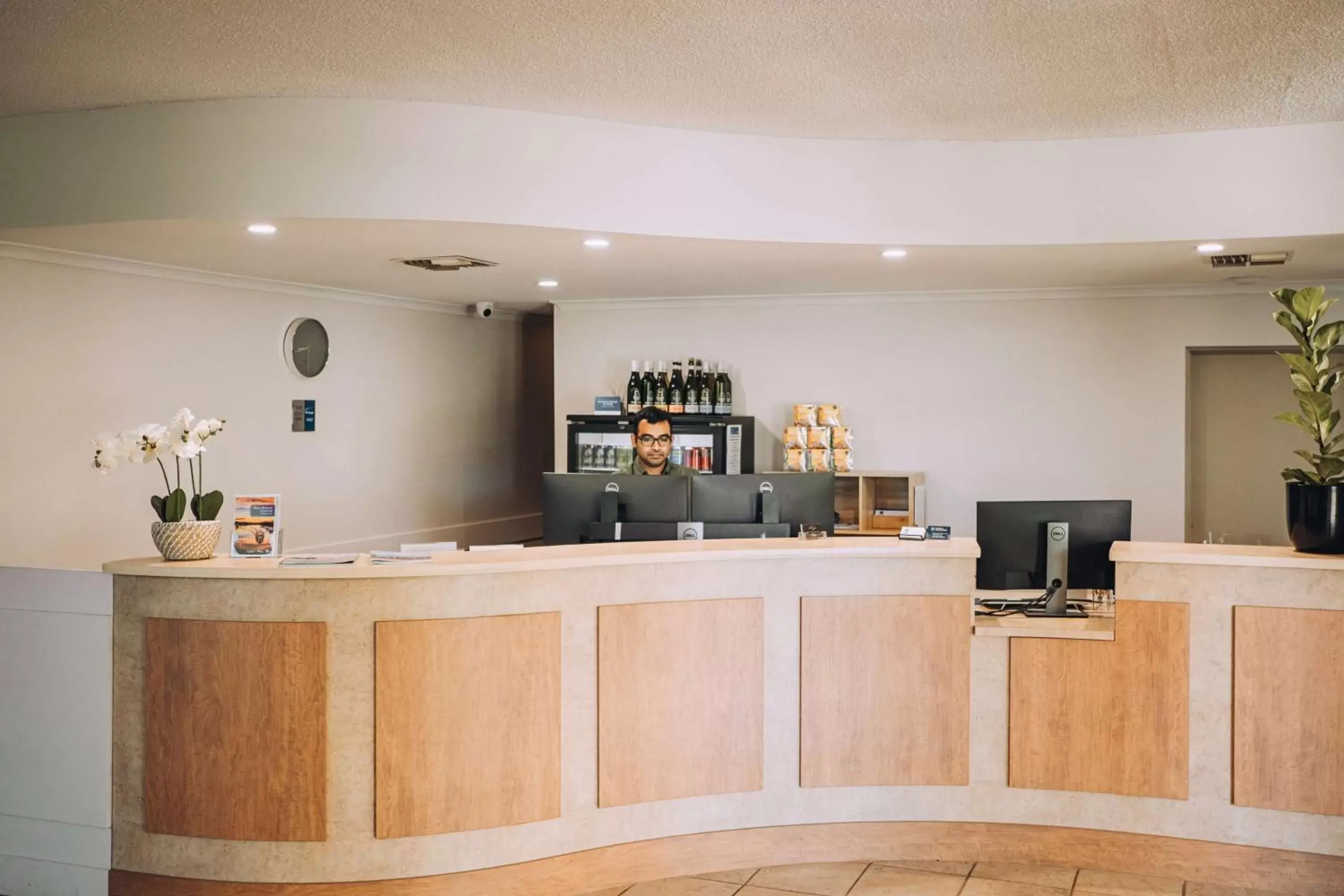 Lobby or reception in Best Western Chaffey Motor Inn