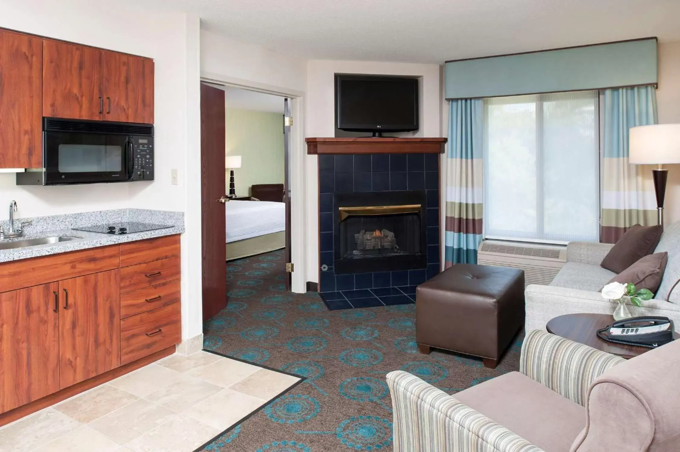 Kitchen or kitchenette, TV/Entertainment Center in Hampton Inn & Suites Kokomo