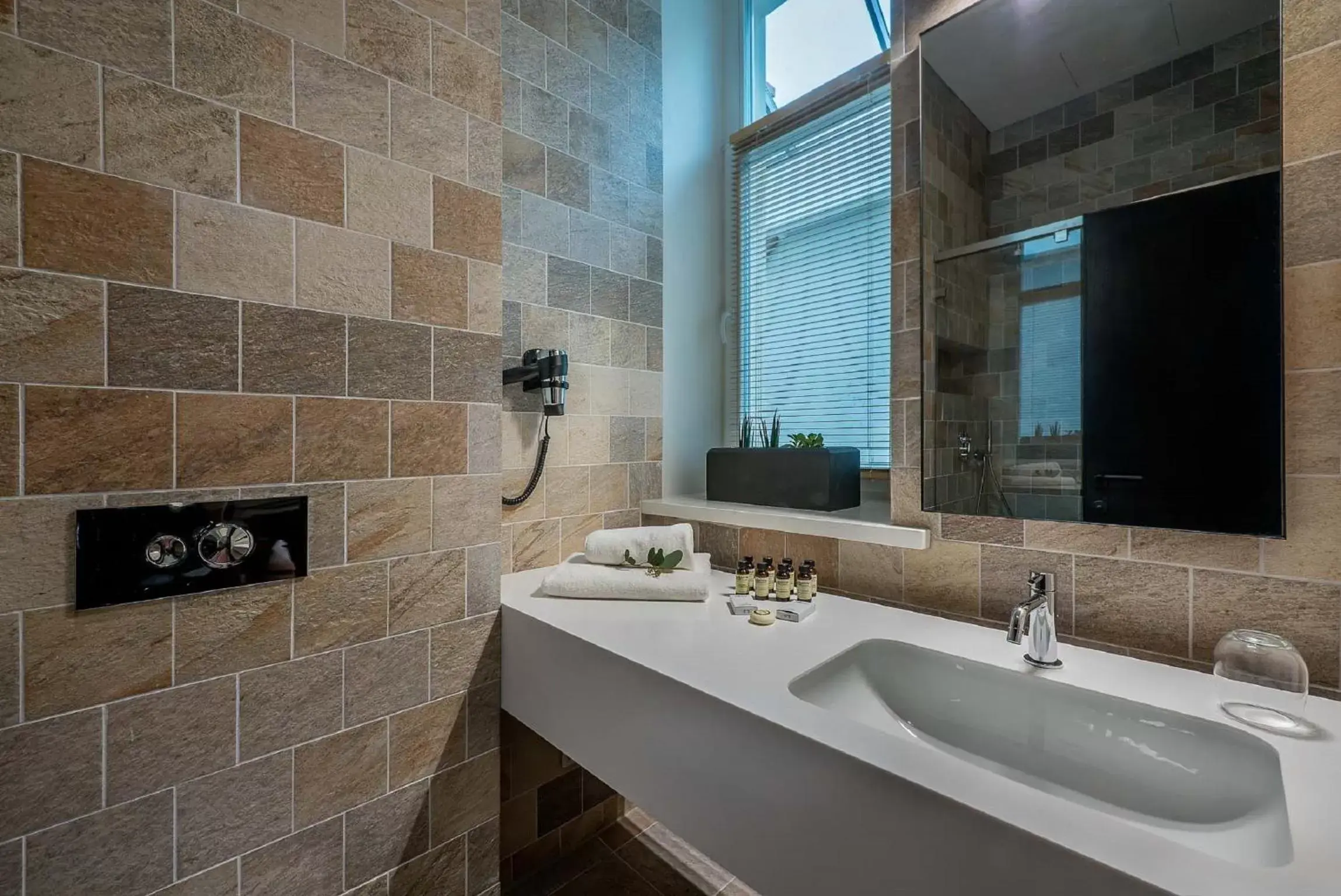 Shower, Bathroom in Artagonist Art Hotel