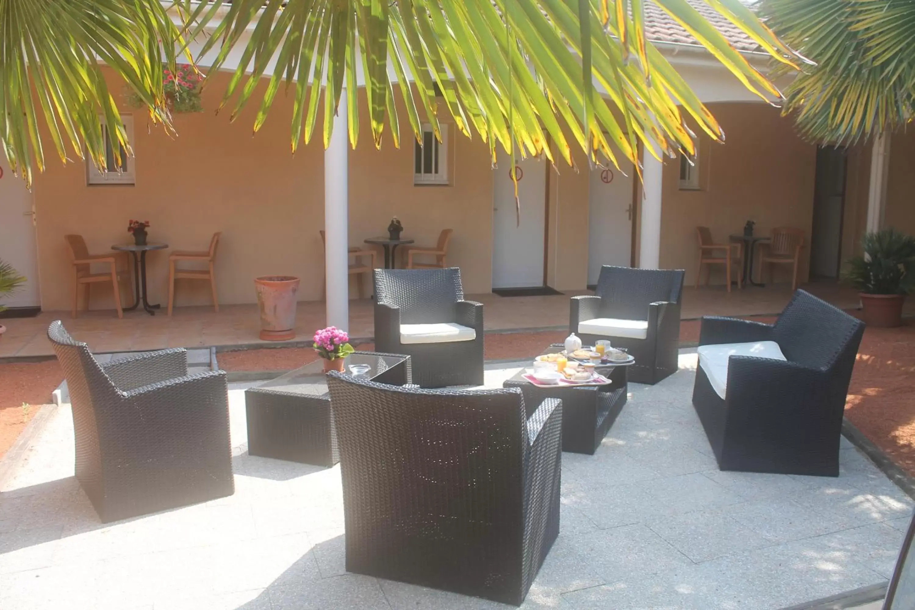 Patio in The Originals City, Hôtel La Closerie, Nantes Nord (Inter-Hotel)