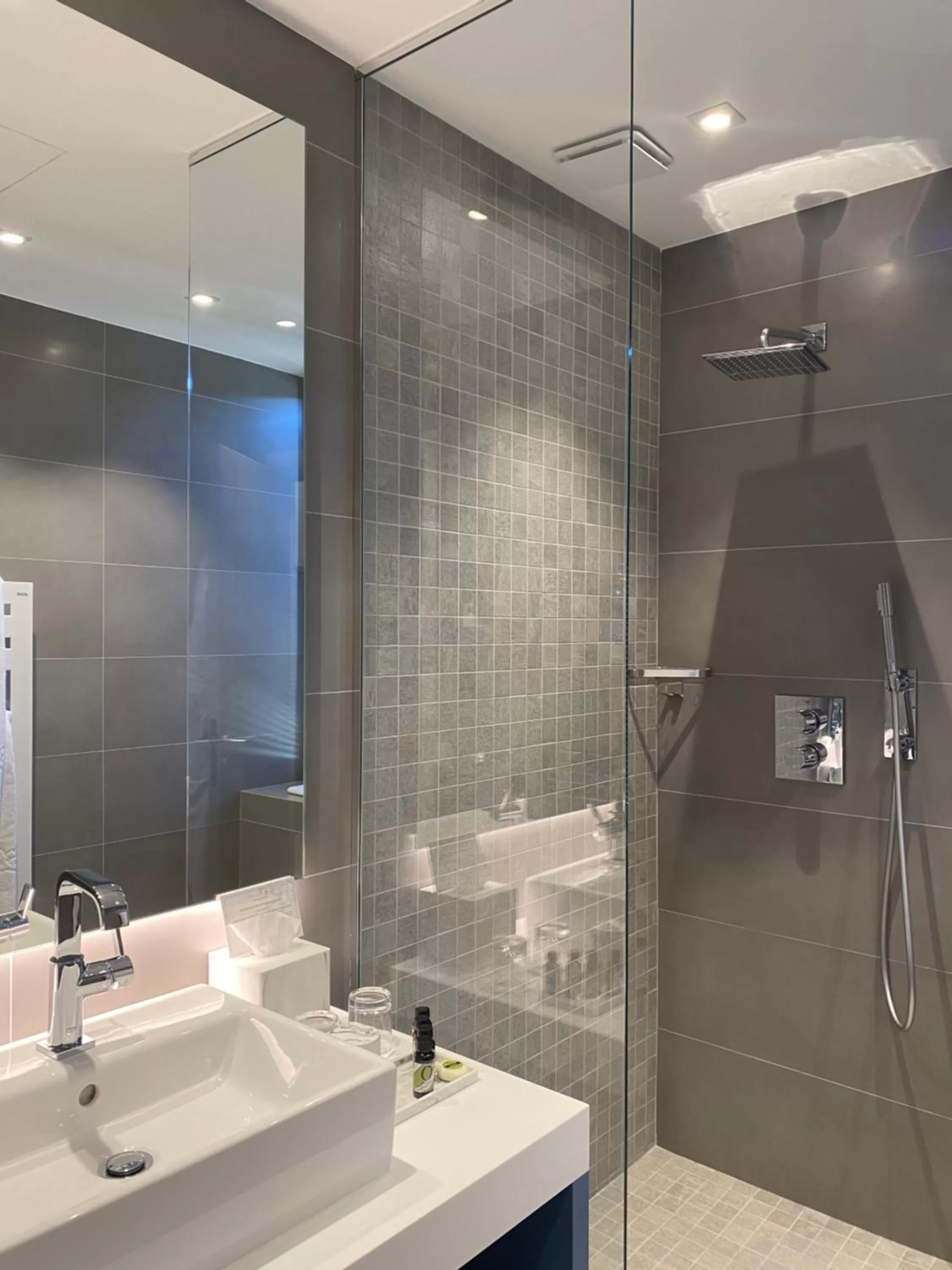 Shower in Hôtel Golf & Spa Château de la Bégude The Originals Collection