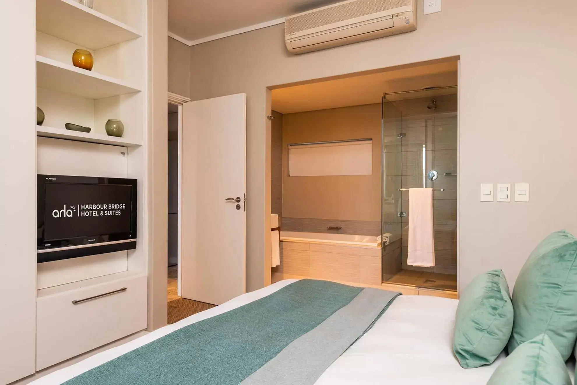 Shower, TV/Entertainment Center in aha Harbour Bridge Hotel & Suites