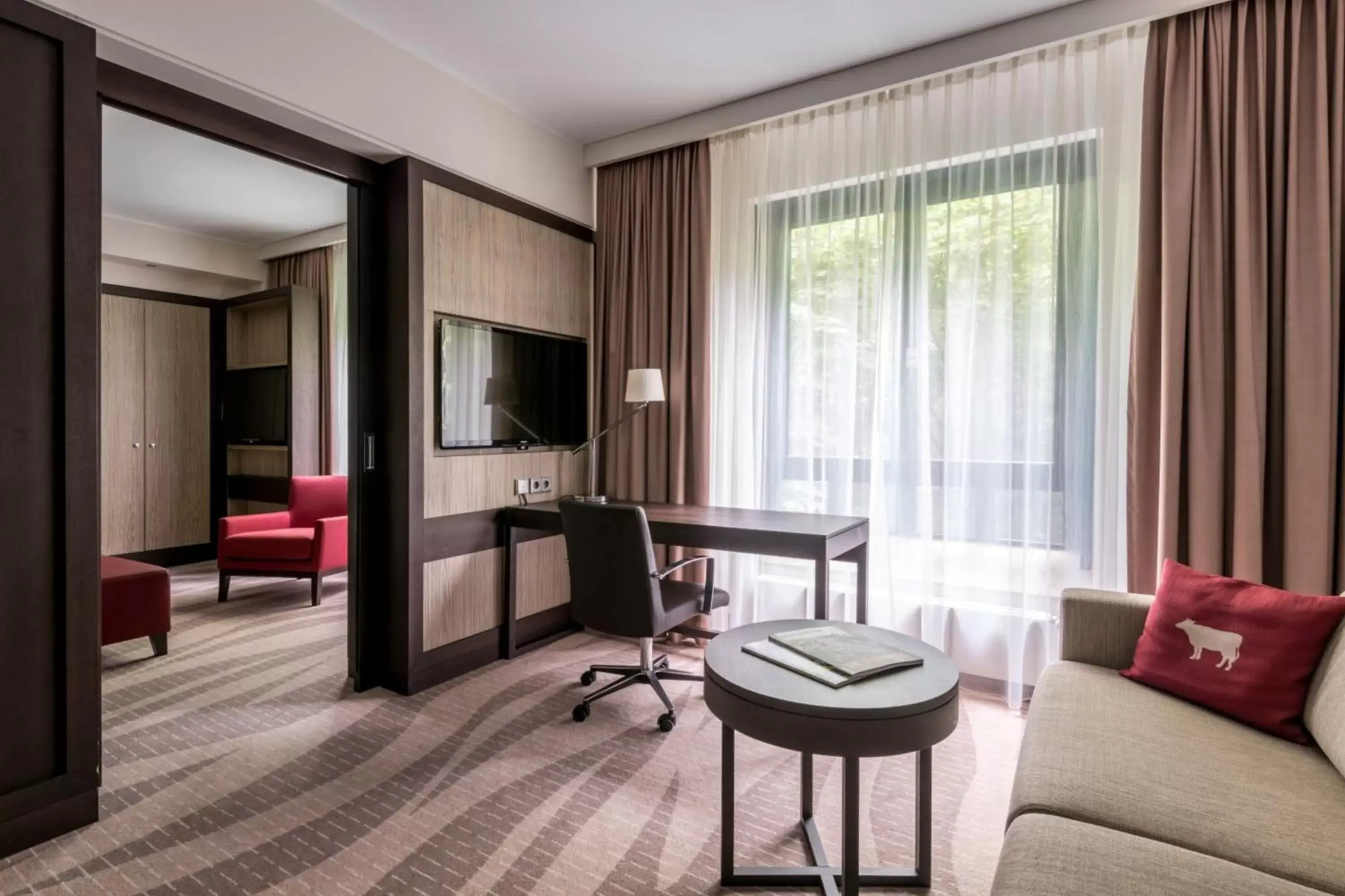 Living room, Seating Area in Munich Airport Marriott Hotel