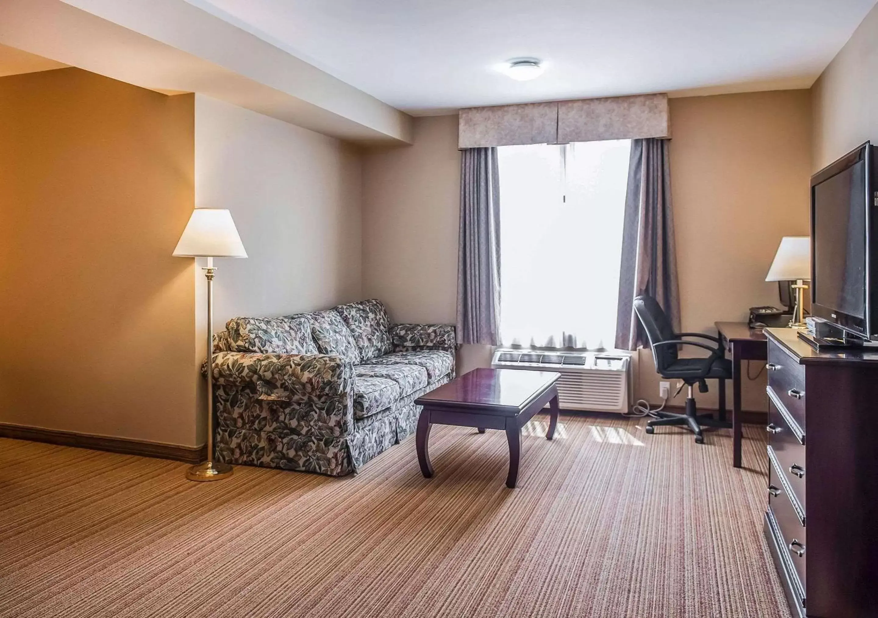 Photo of the whole room, Seating Area in Quality Inn Orleans