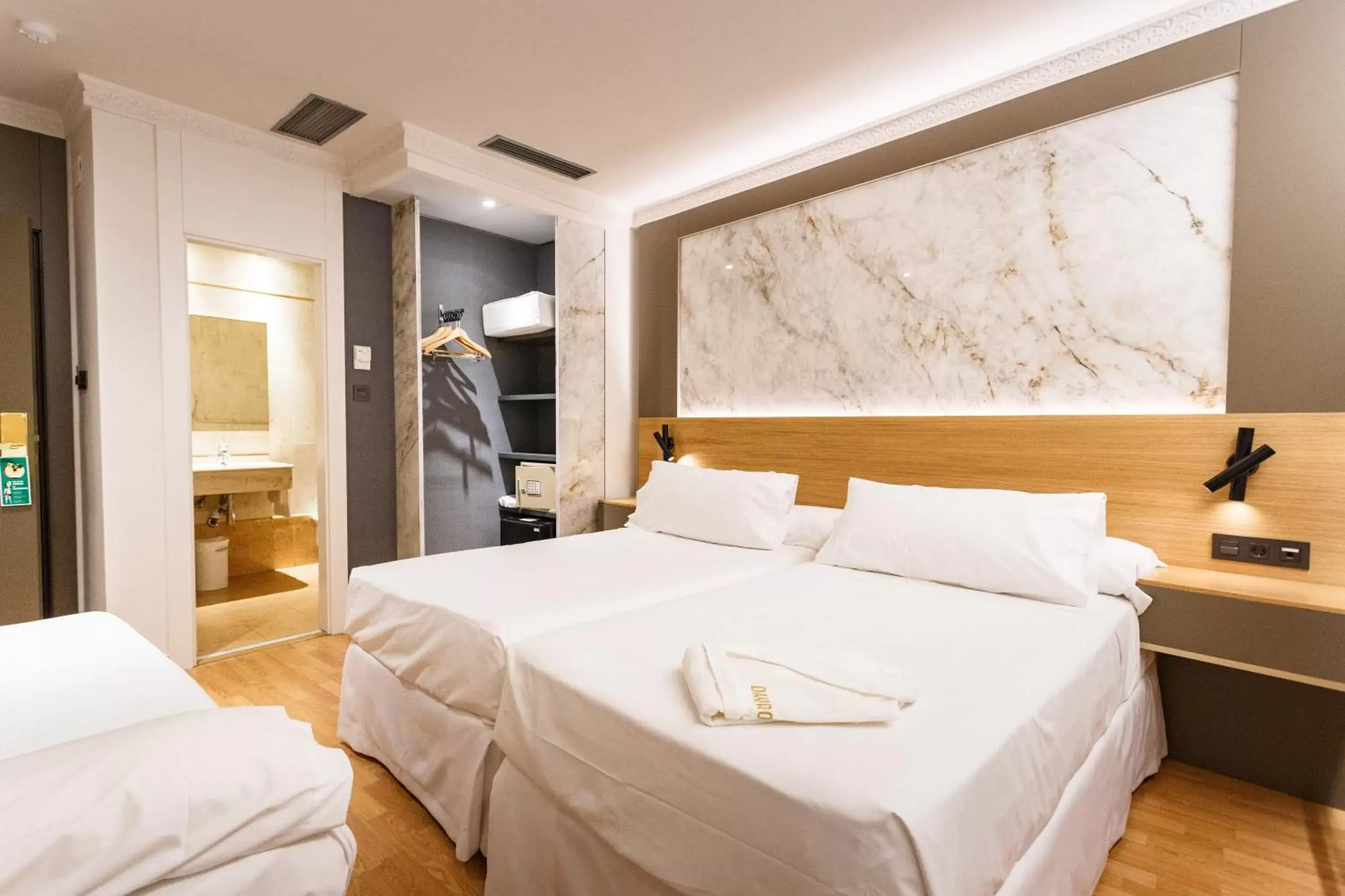 Bedroom, Bed in Hotel Dauro Premier