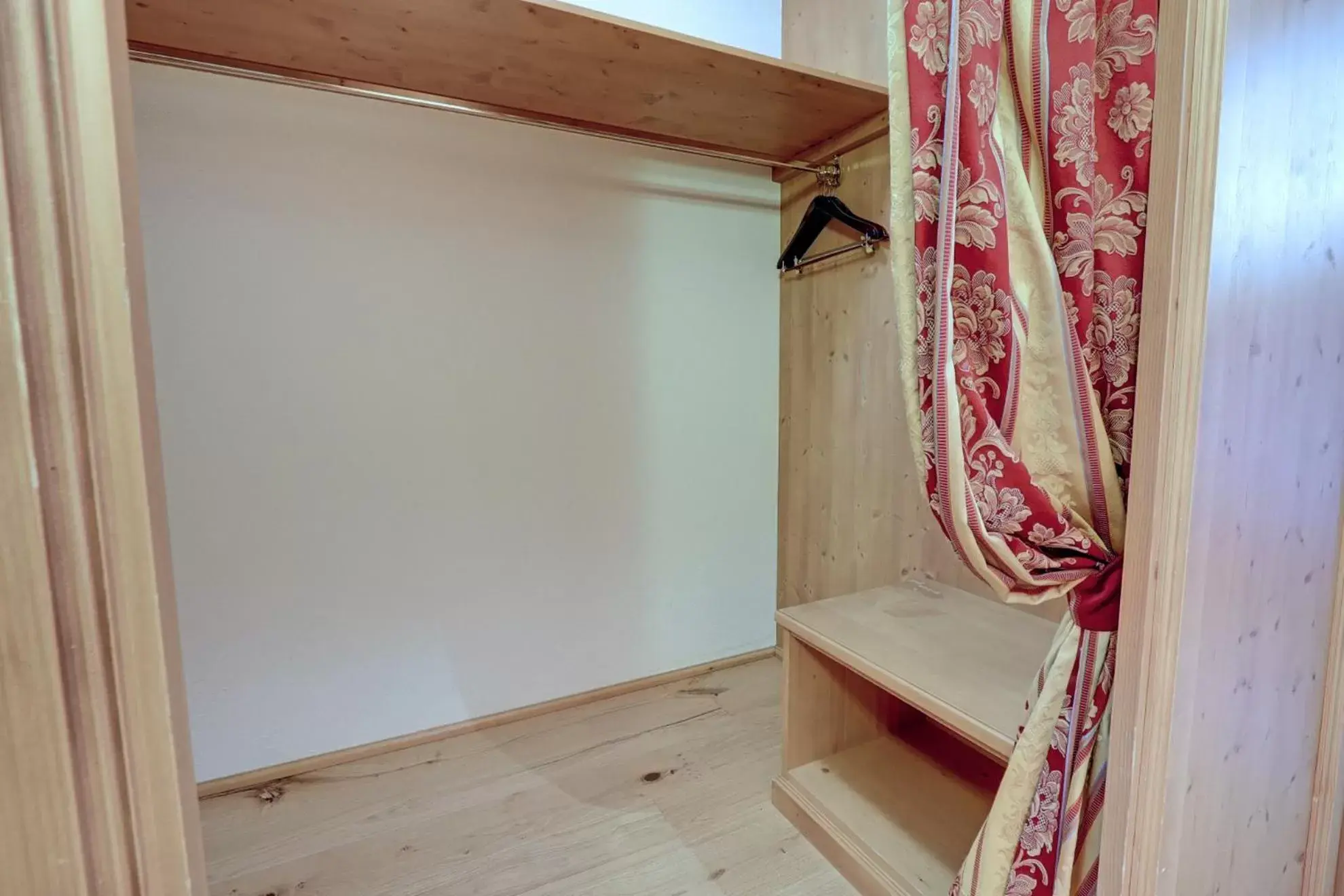 wardrobe, Bathroom in Leading Relax Hotel Maria