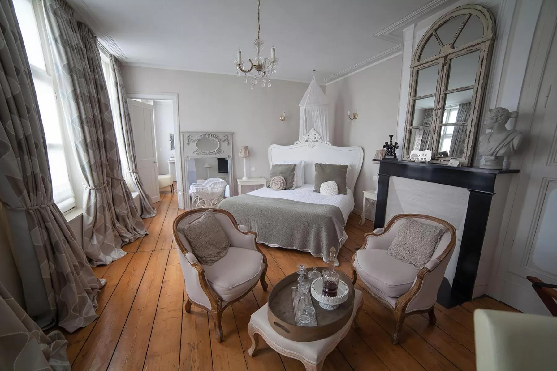 Photo of the whole room, Bed in Bienvenue Chez Nous