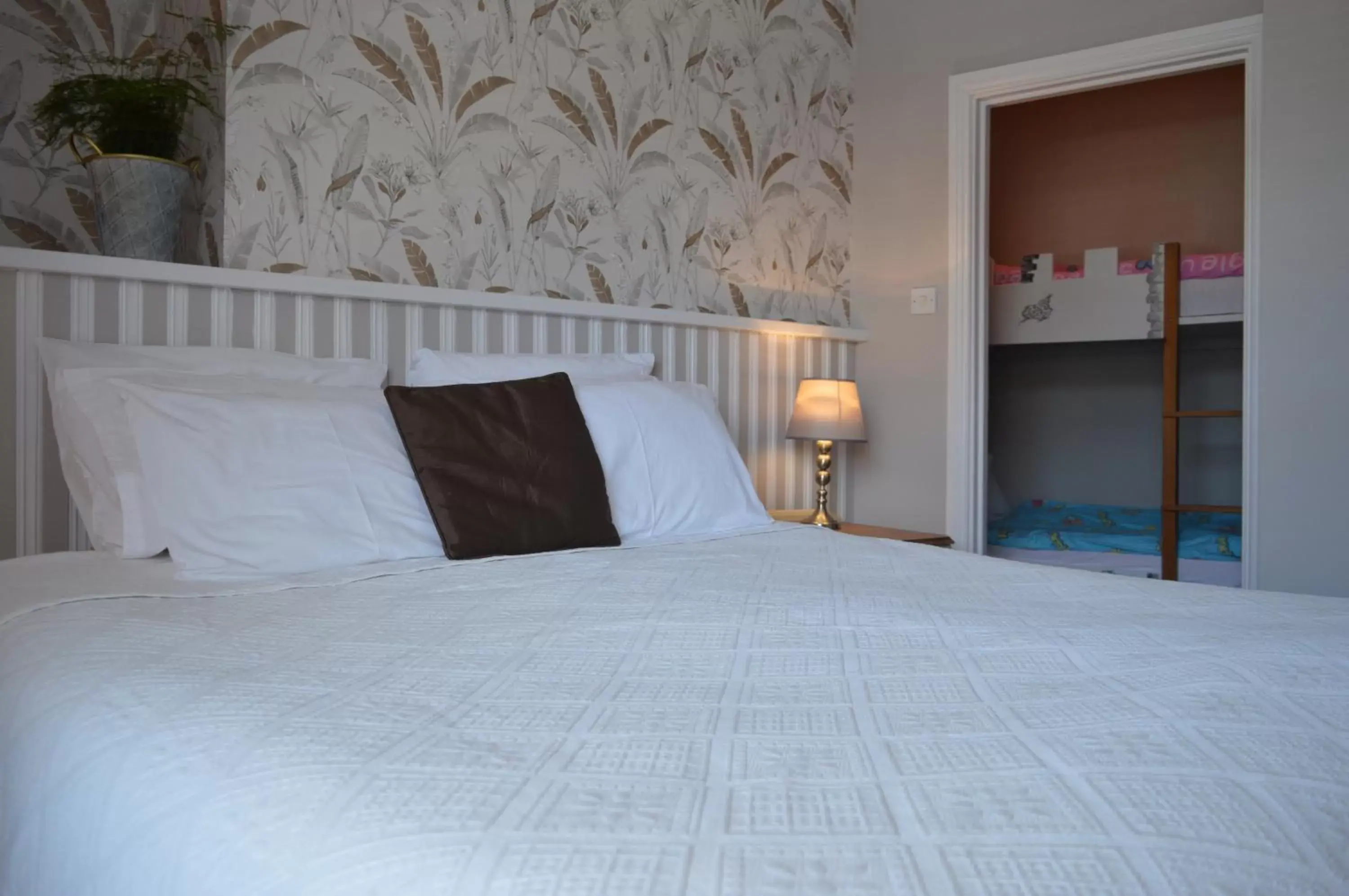 Classic Family Room in The Ilchester Arms Hotel, Ilchester Somerset Classic Family Room in The Ilchester Arms Hotel, Ilchester Somerset