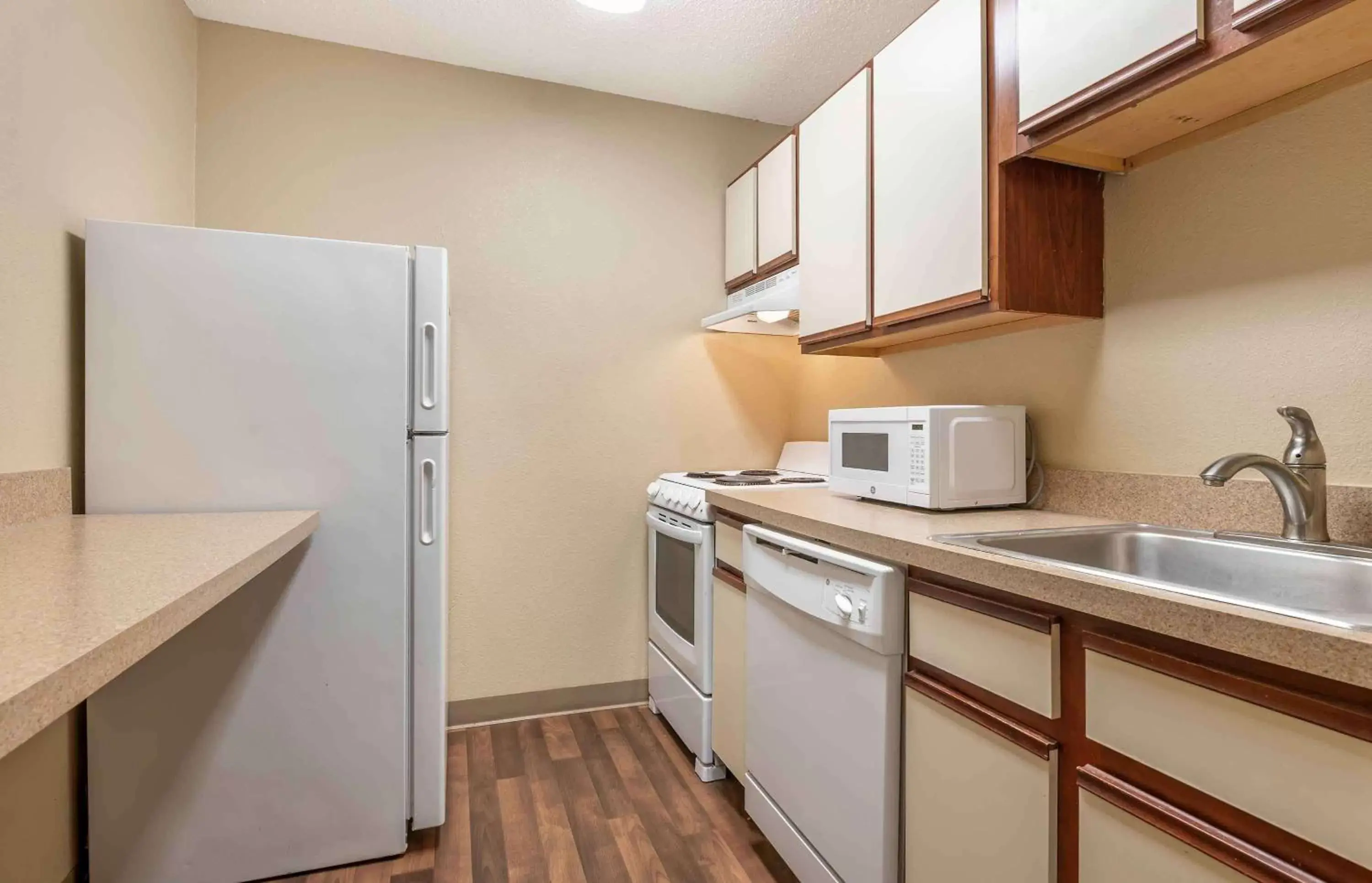 Bedroom, Kitchen/Kitchenette in Extended Stay America Suites - Dayton - Fairborn