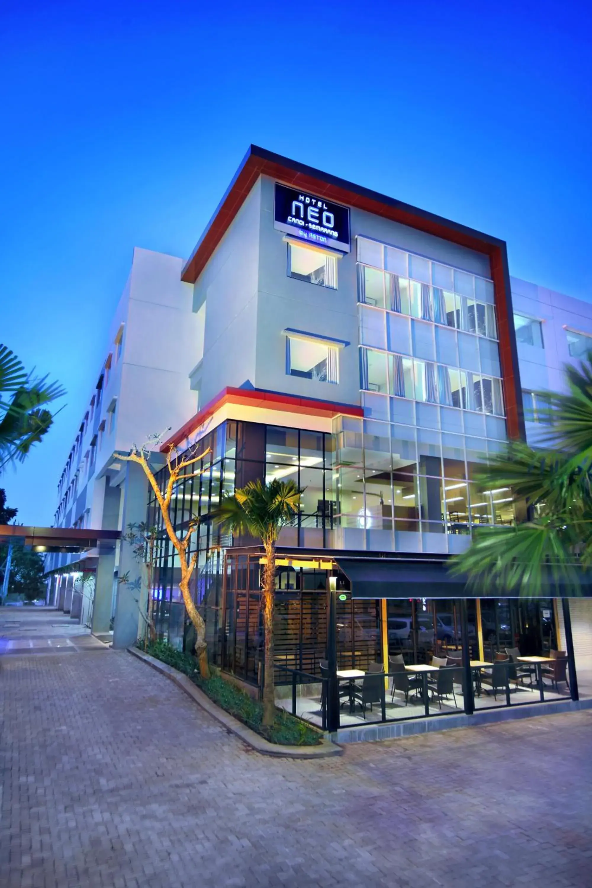 Facade/entrance in Hotel Neo Candi Semarang