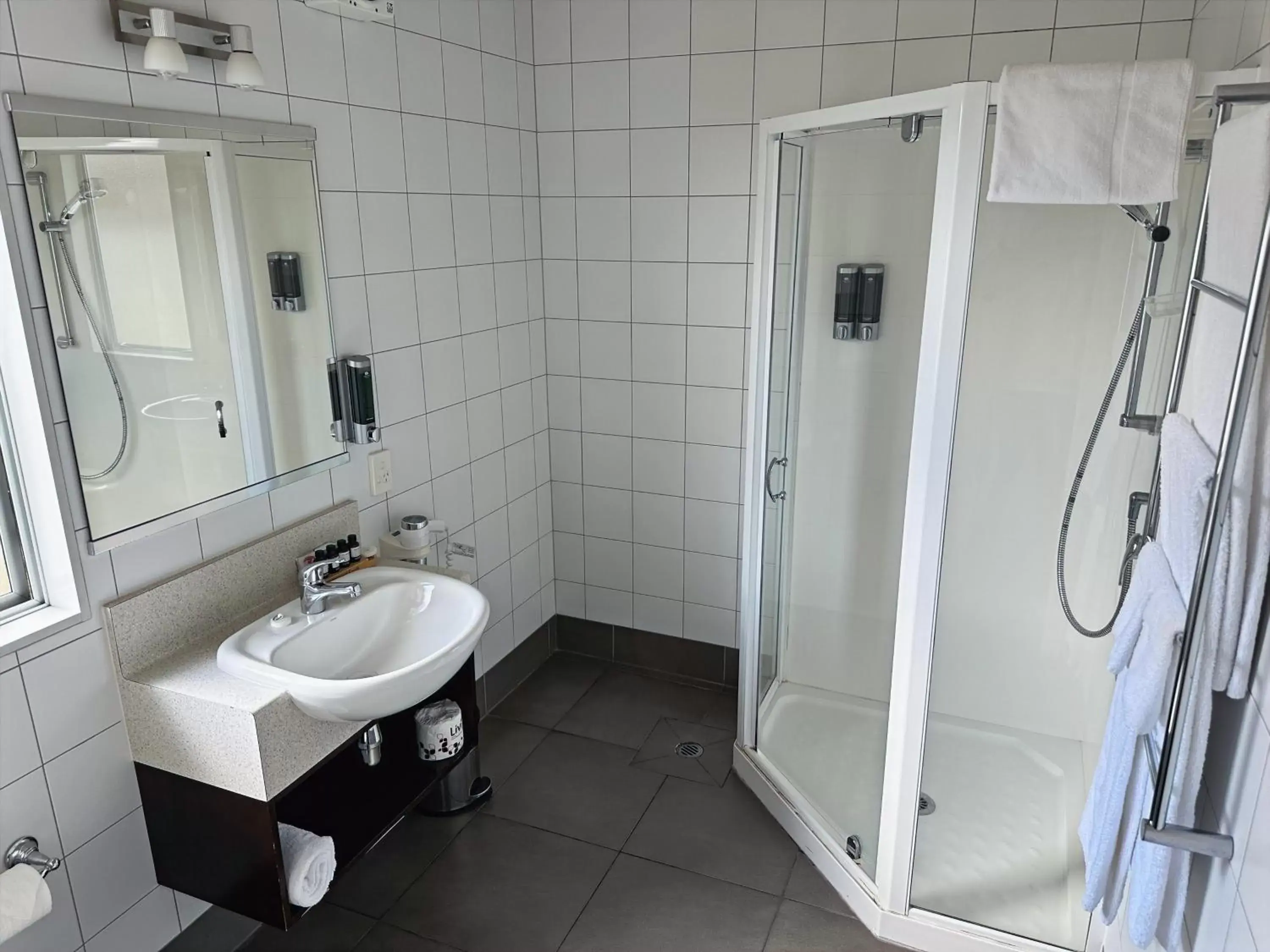 Shower, Bathroom in Arena Lodge