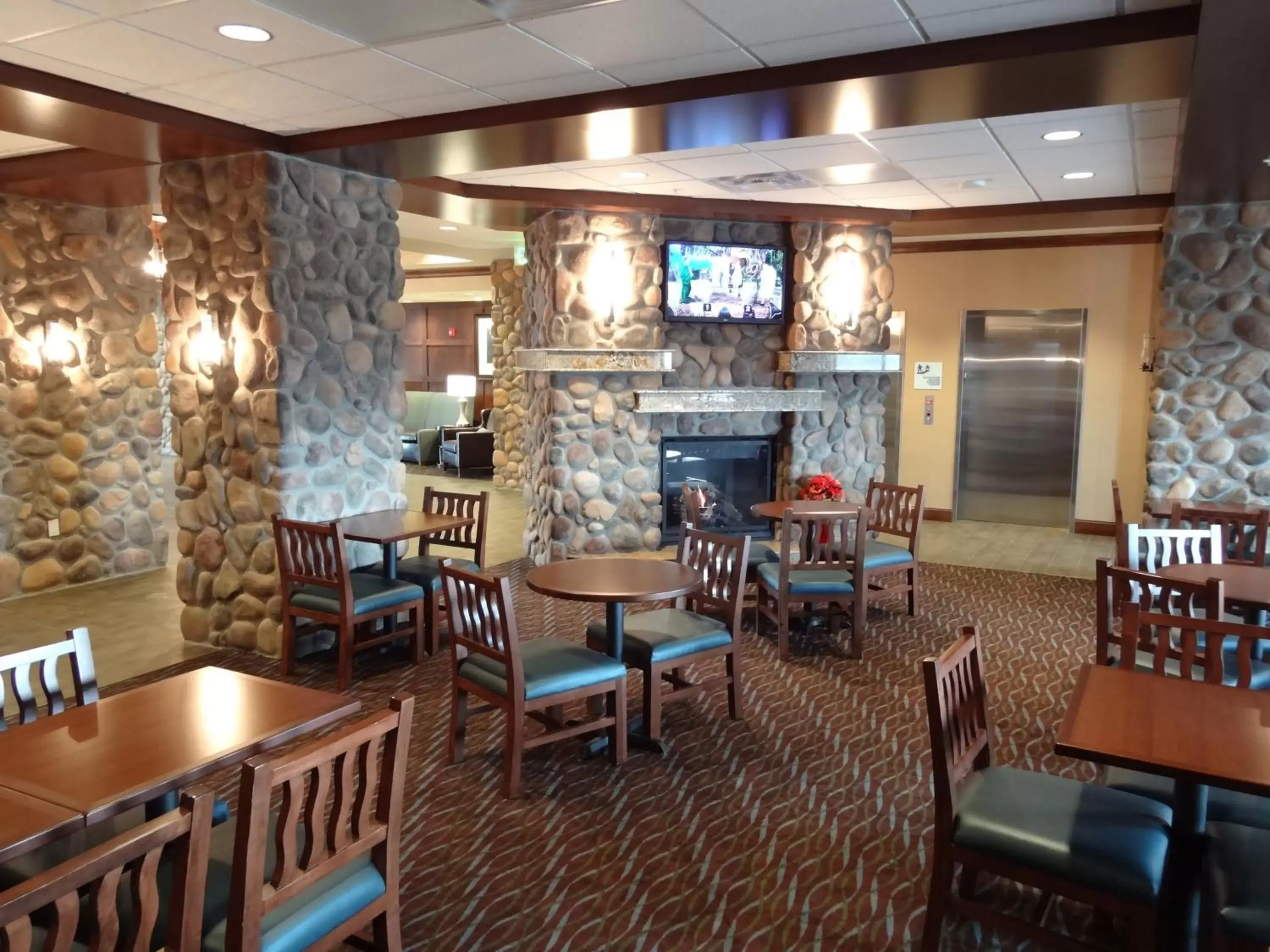 Communal lounge/ TV room, Restaurant/Places to Eat in Glacier Peaks Hotel