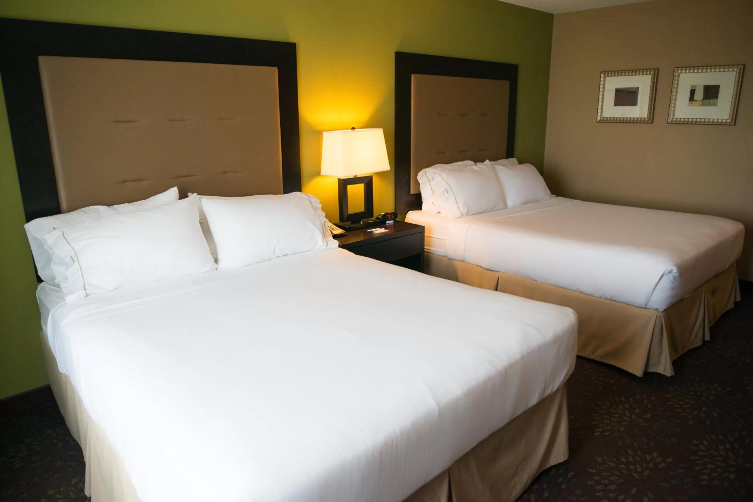 Photo of the whole room, Bed in Holiday Inn Express & Suites Northwood by IHG