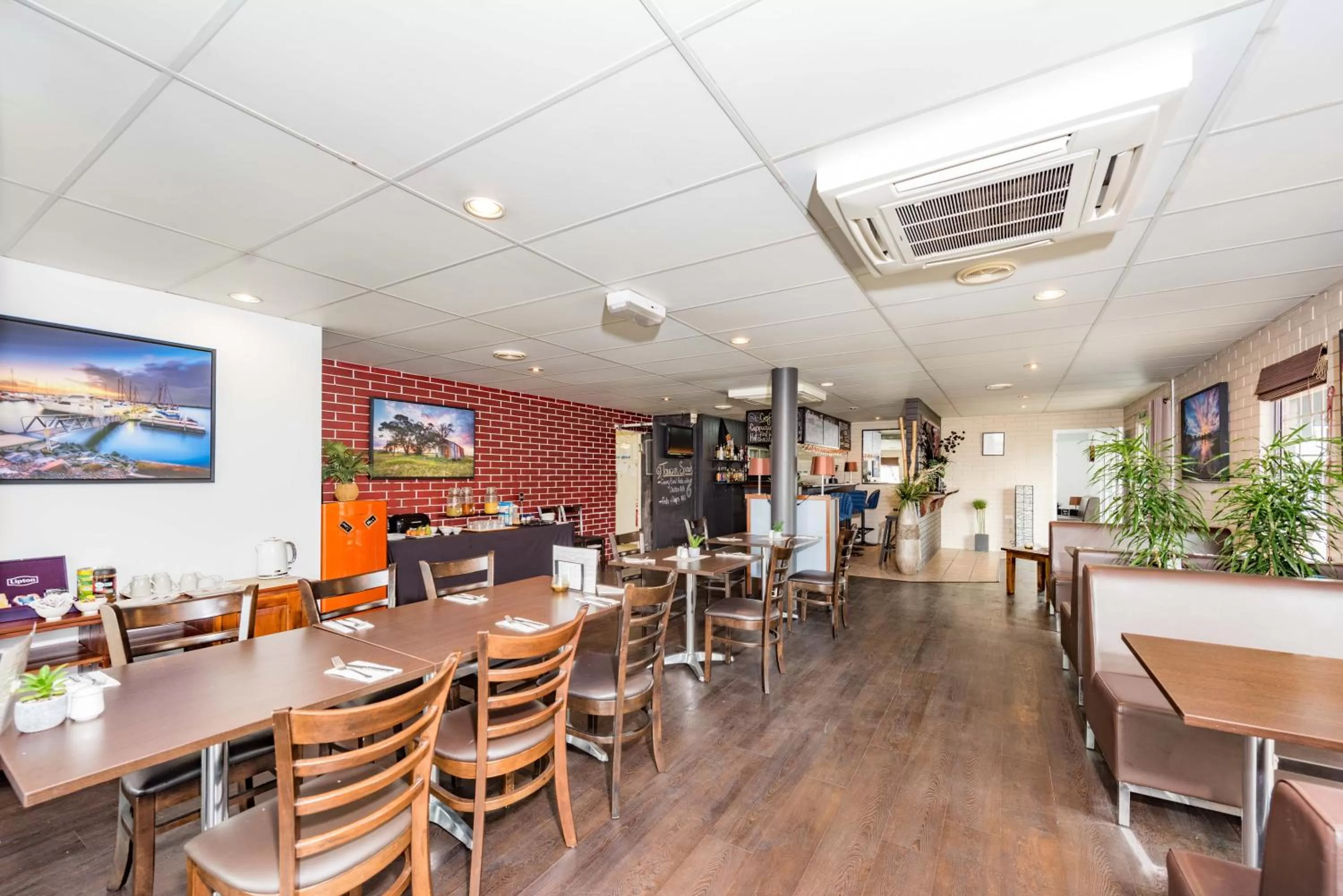 Restaurant/places to eat in Takalvan Motel