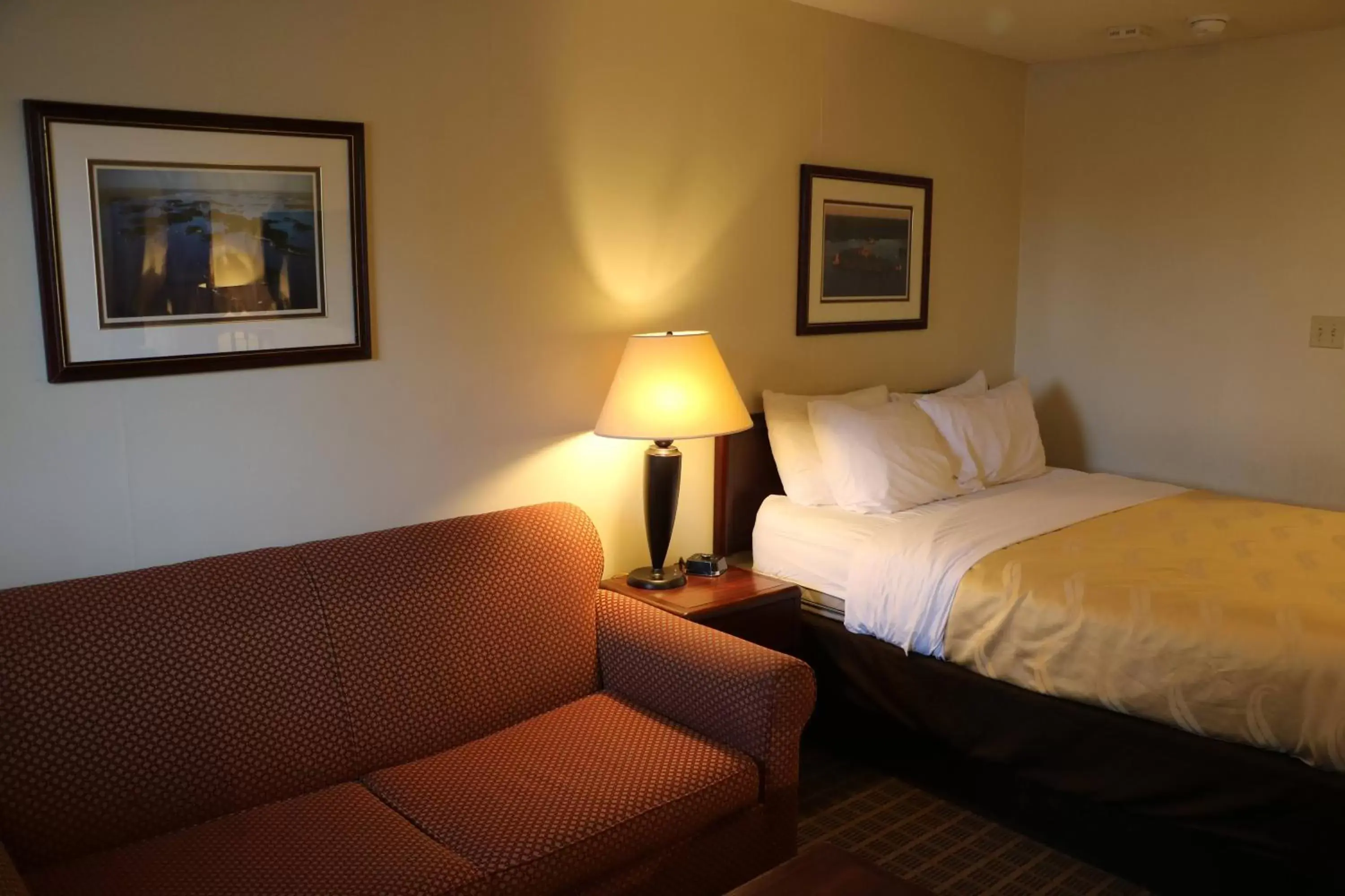 Bedroom, Bed in Quality Inn & Suites 1000 Islands