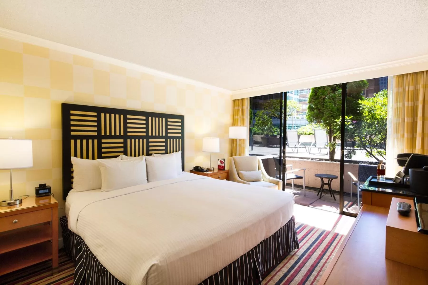 Patio, Bed in Pinnacle Hotel Harbourfront