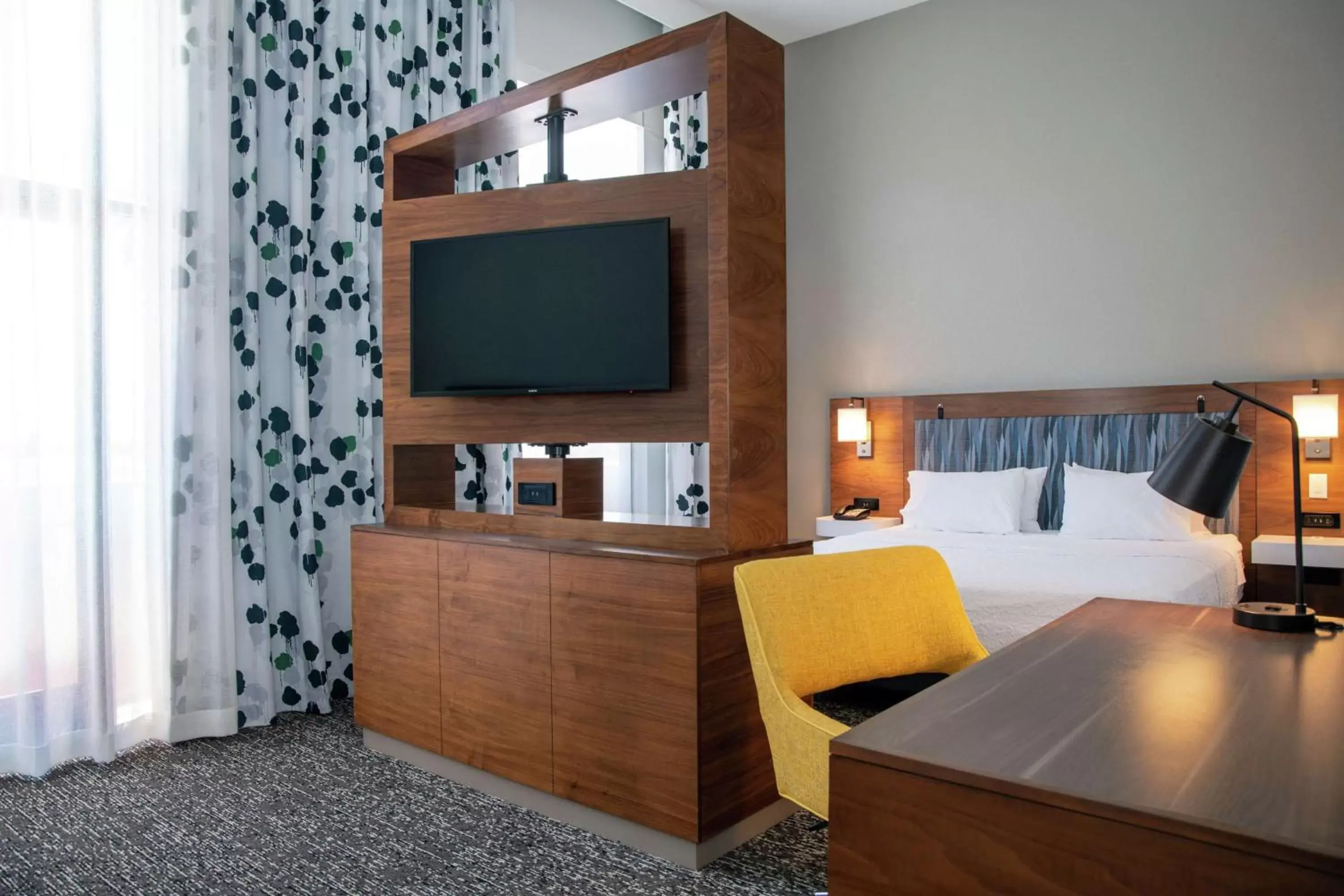 Bedroom, Bed in Hampton Inn & Suites Sherman Oaks