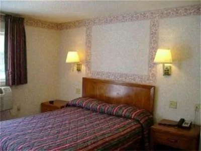 Bed in Passport Inn & Suites Chaplin