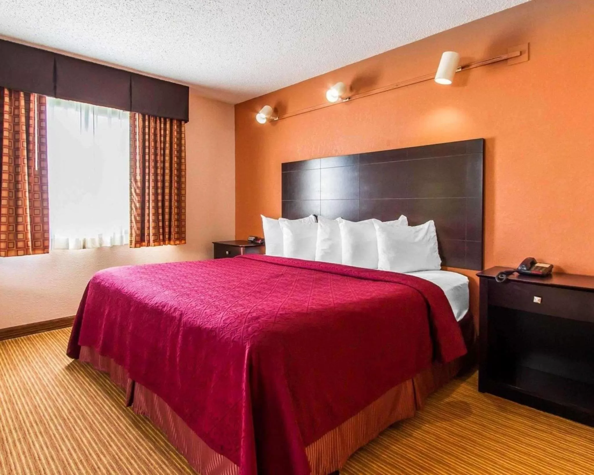 Photo of the whole room, Bed in Quality Inn & Suites Ottumwa North