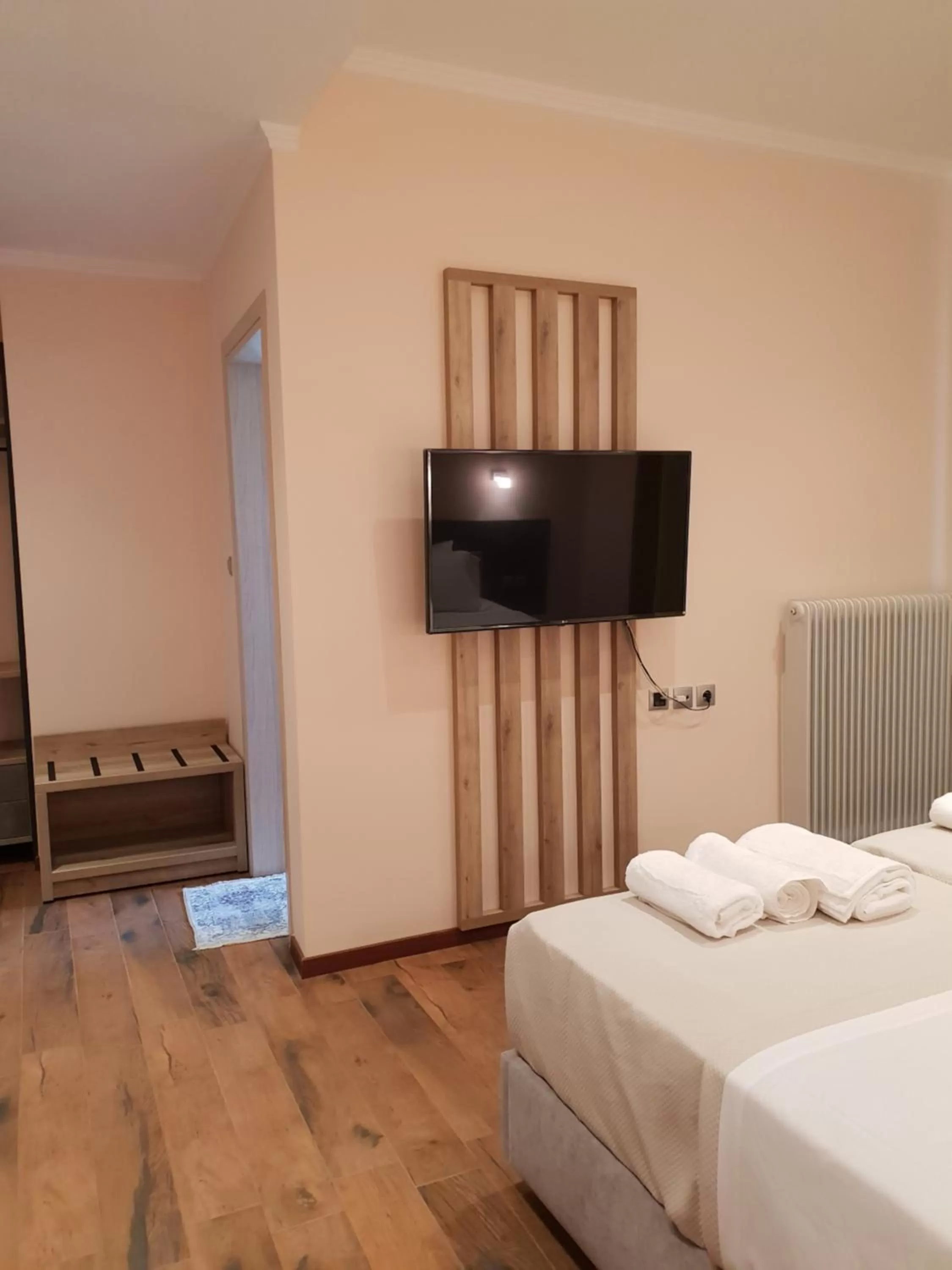 Photo of the whole room, Bed in Mondeus Inn Luxury