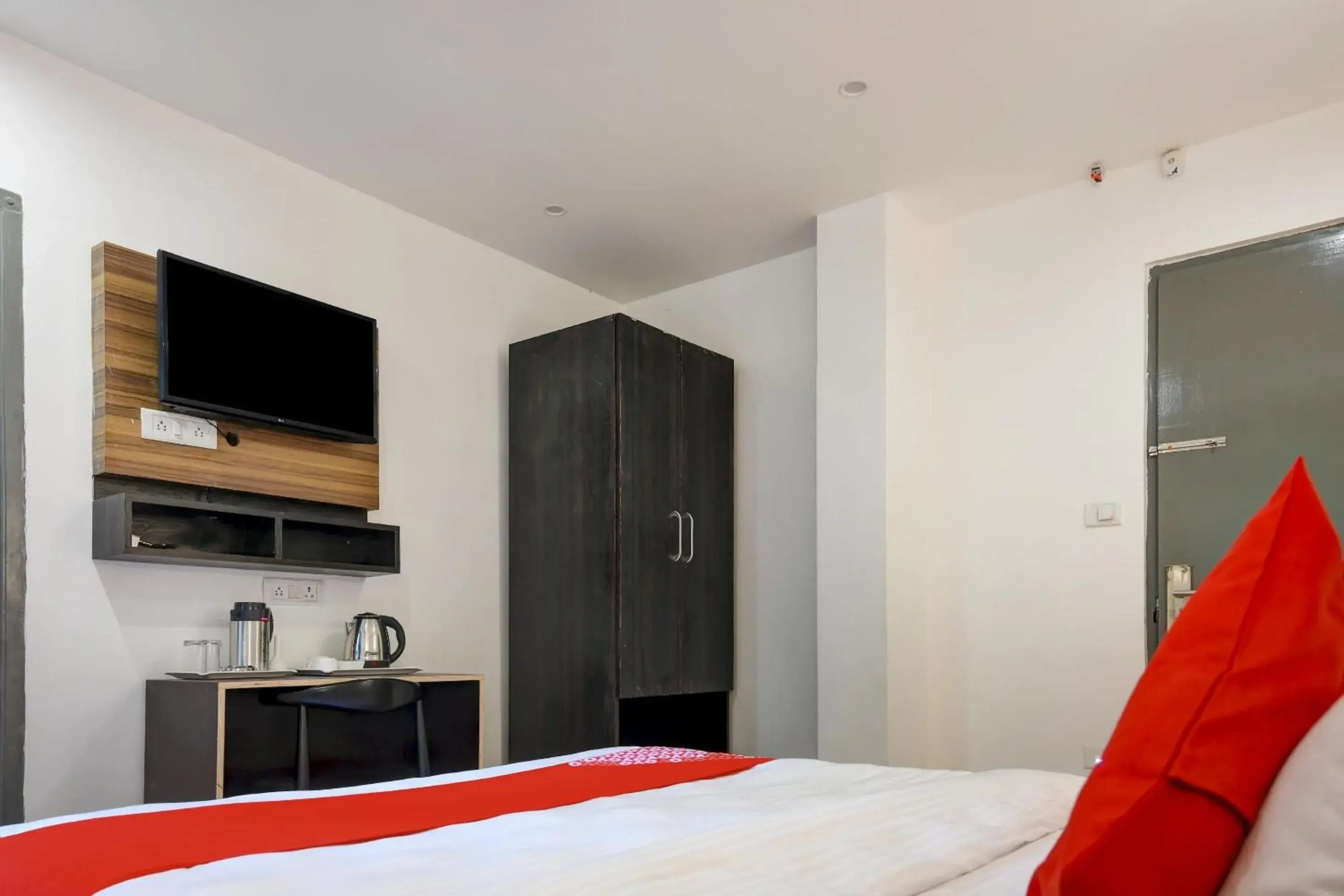 Bedroom in Super OYO Townhouse 412 Aditya International