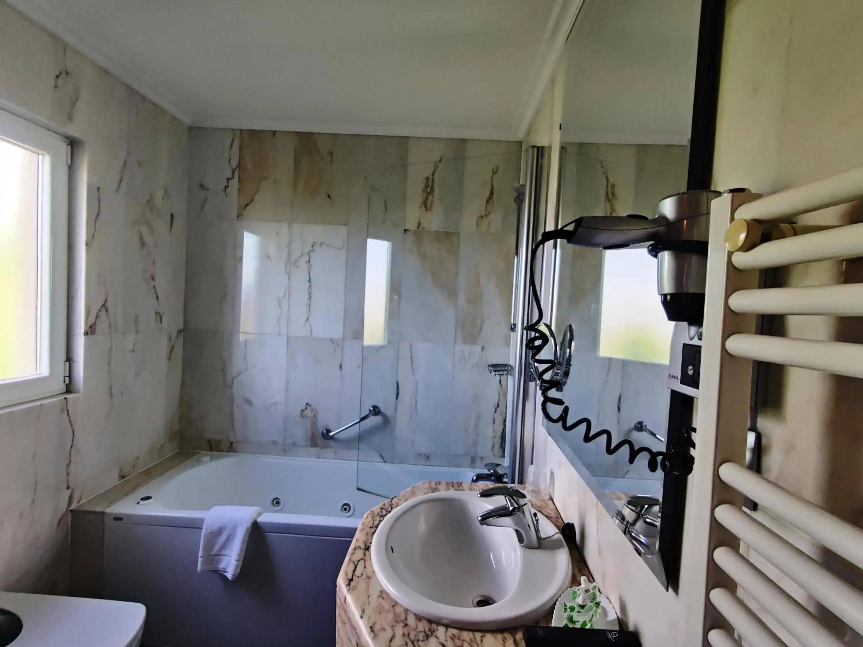 Hot Tub, Bathroom in Hotel Leonor Mirón