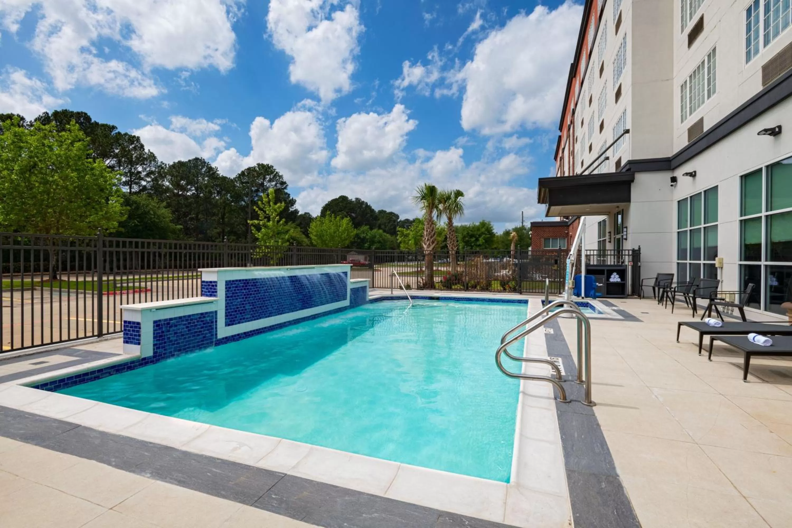 Swimming pool in Four Points by Sheraton Houston West