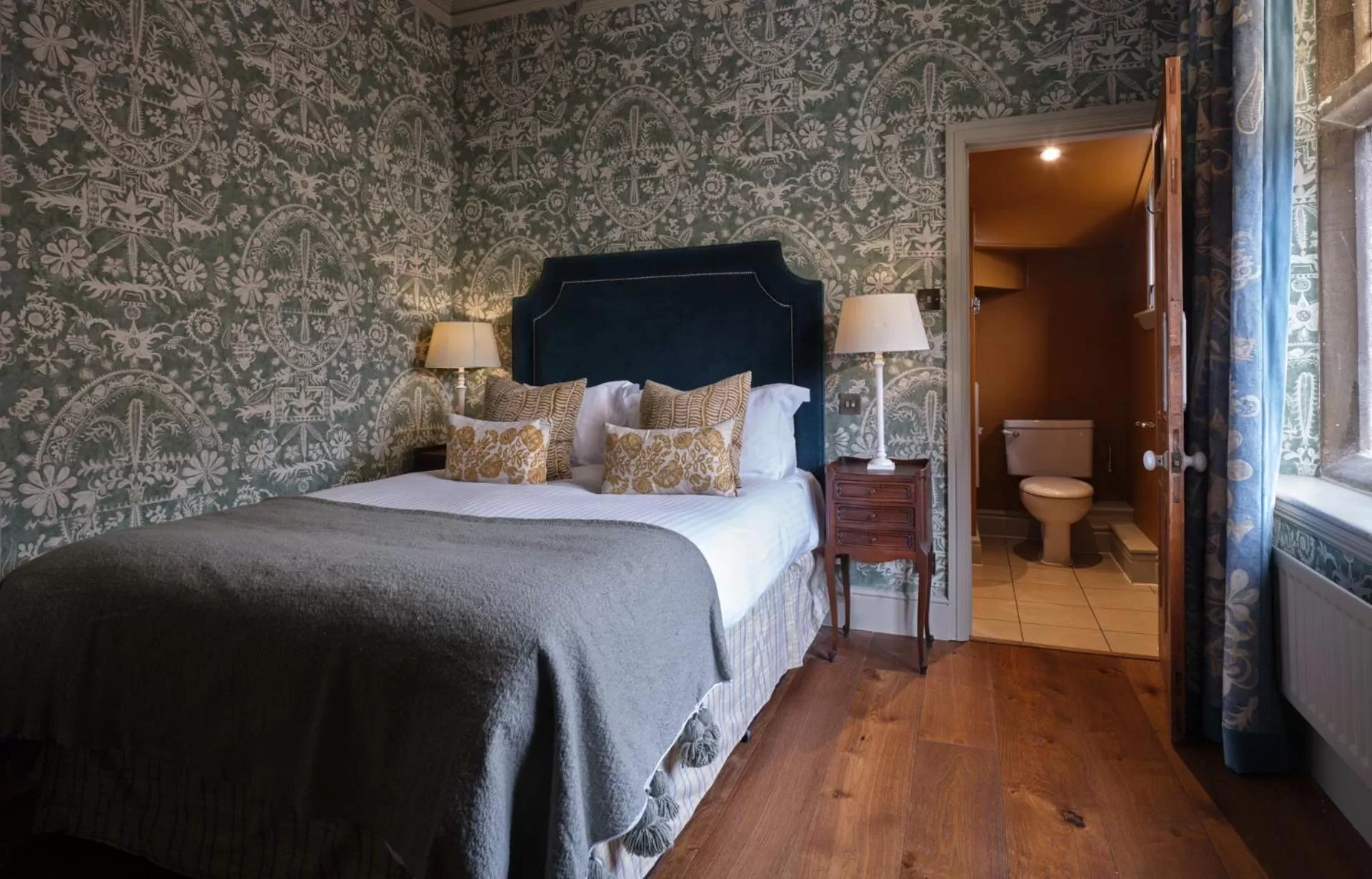 Bedroom, Bed in Old Bell Hotel