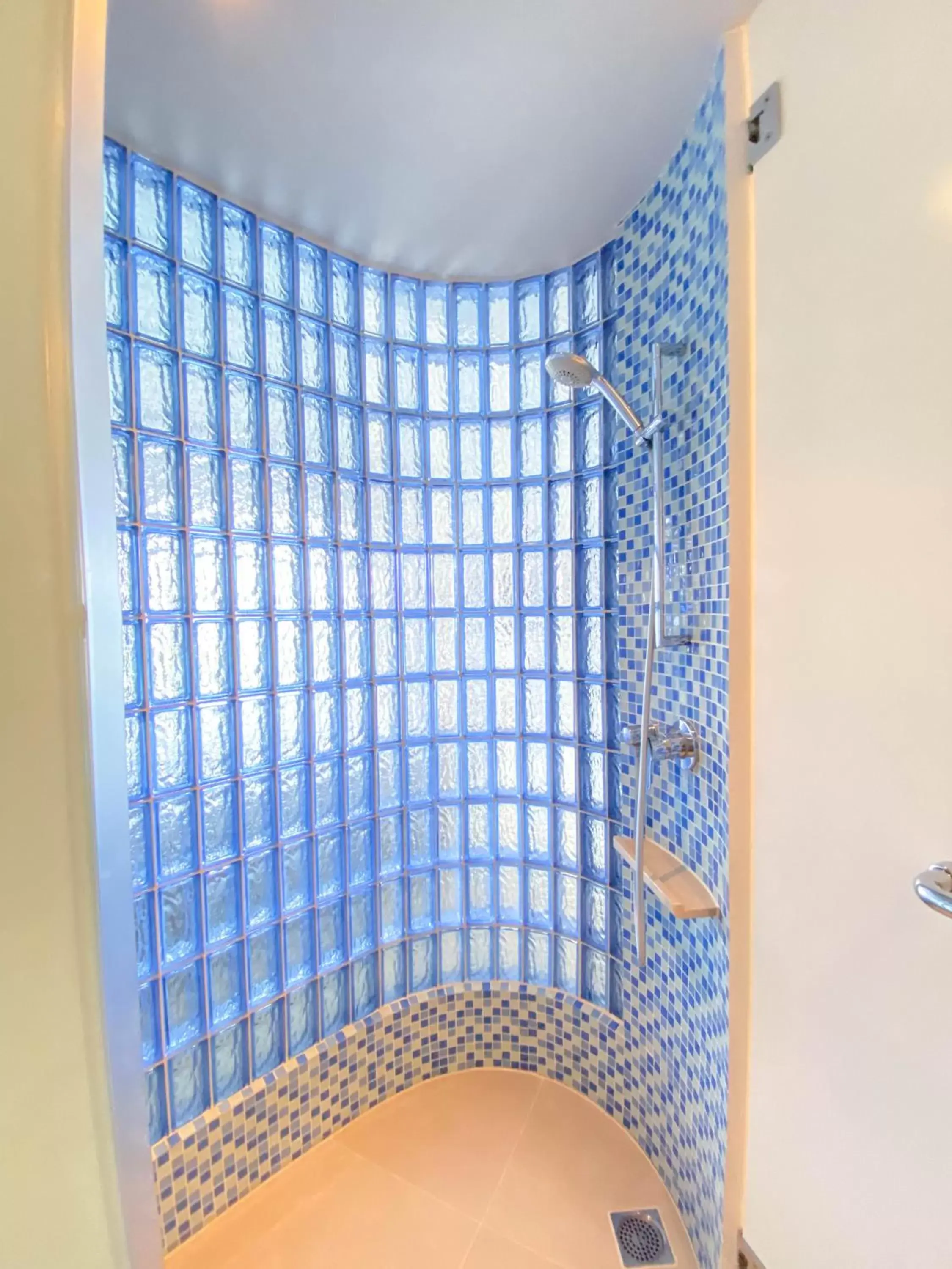 Toilet, Bed in Holiday Inn Express Baruna by IHG Toilet, Bed in Holiday Inn Express Baruna by IHG