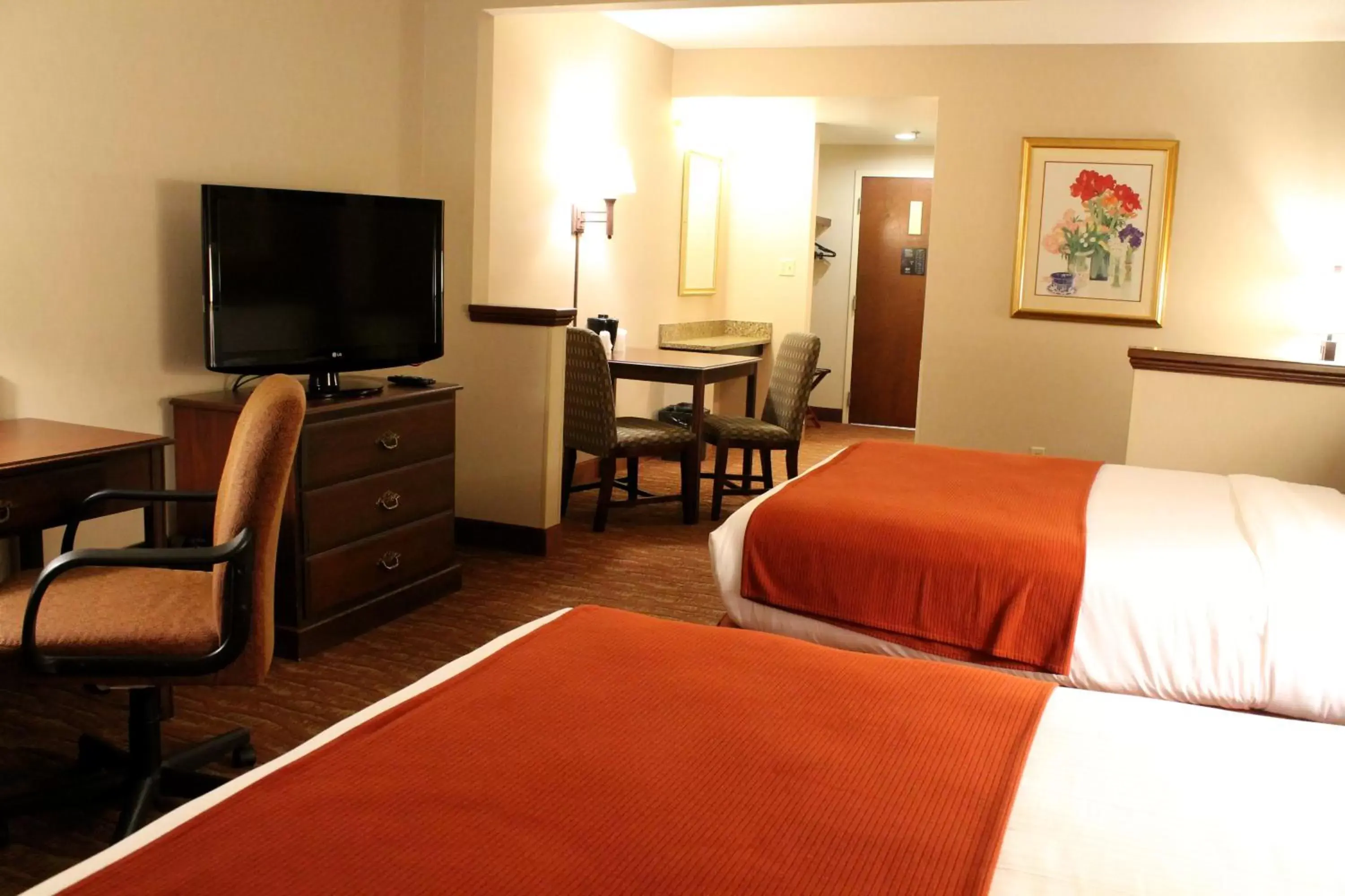 TV and multimedia, Bed in Auburn Place Hotel & Suites Paducah