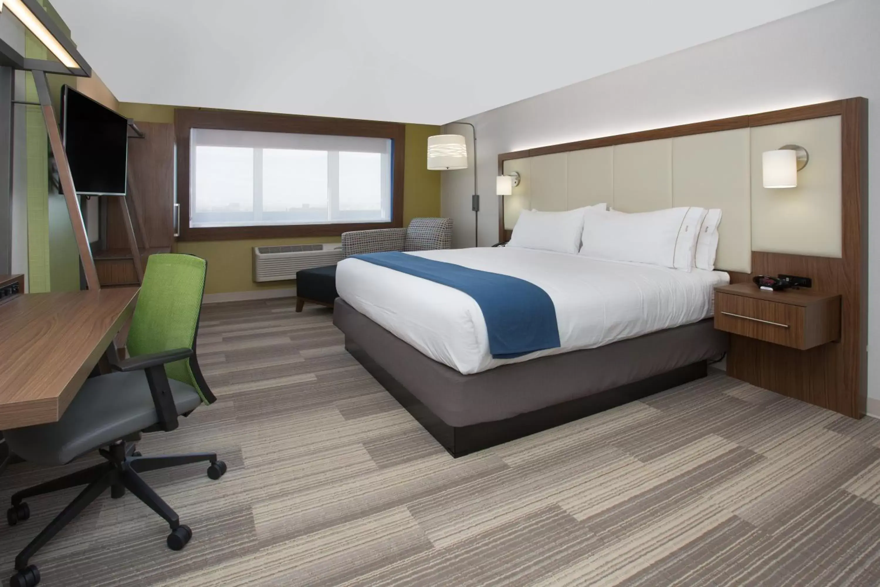 Photo of the whole room, Bed in Holiday Inn Express & Suites - Redding, an IHG Hotel