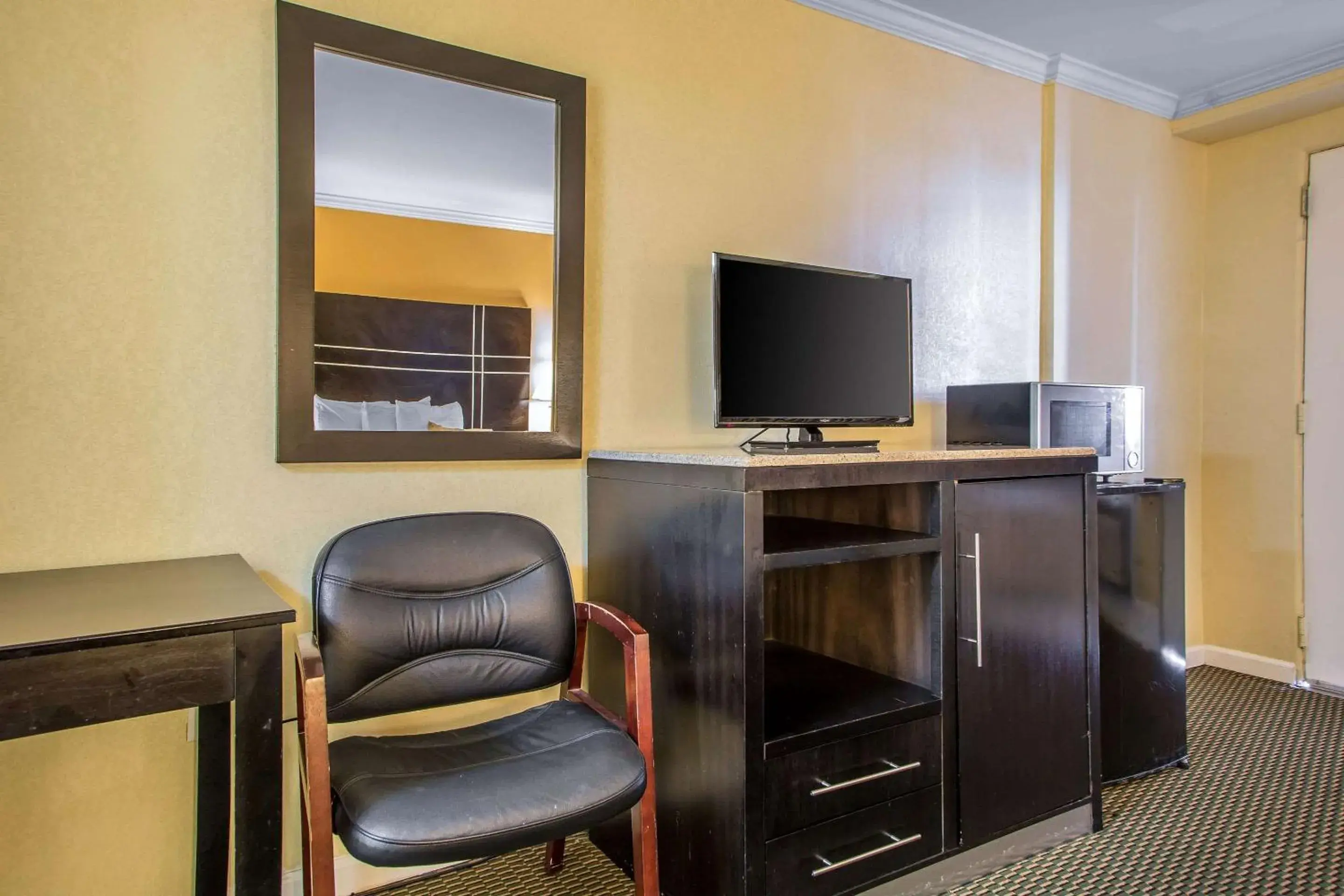 Photo of the whole room, TV/Entertainment Center in Rodeway Inn Boardwalk